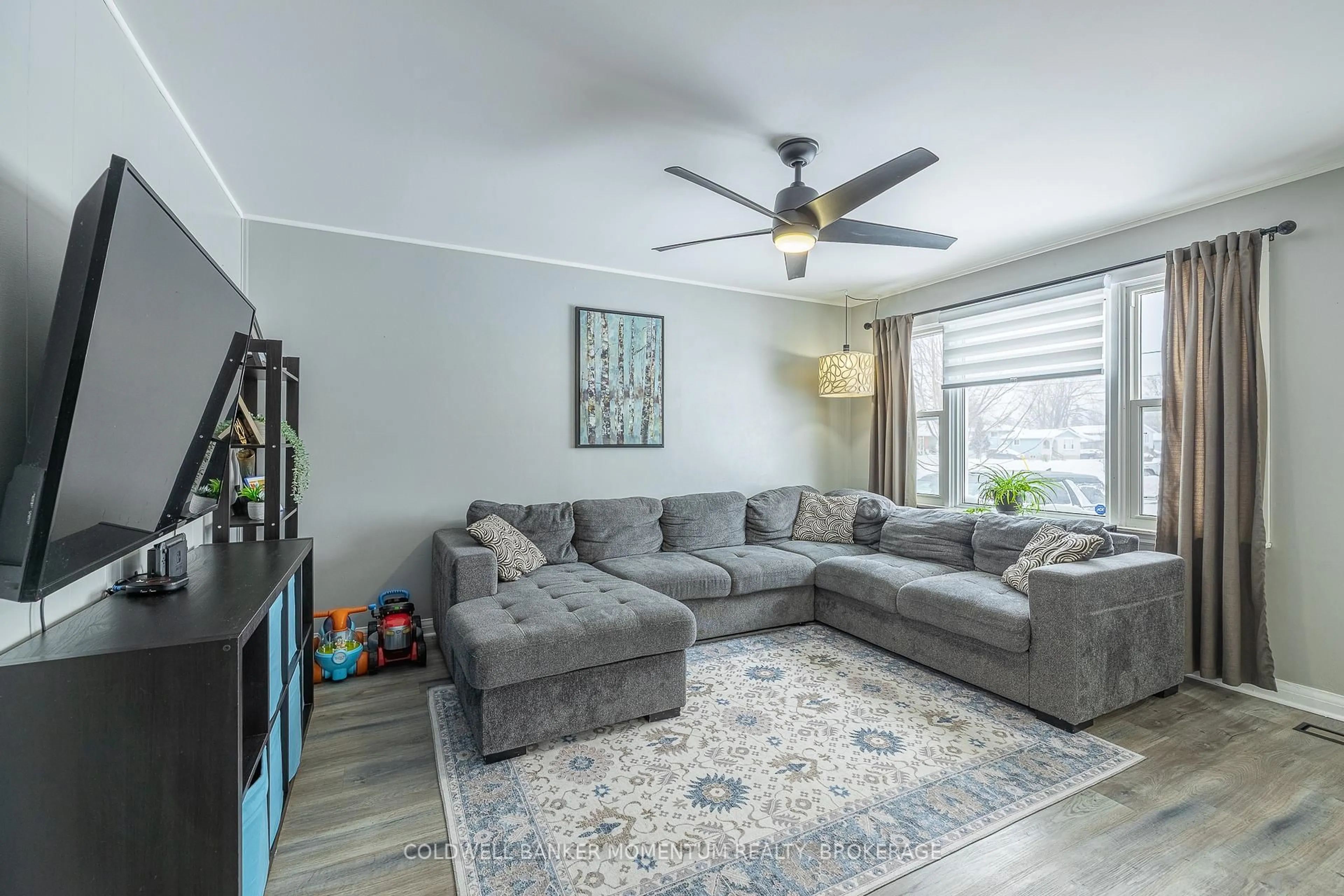 Living room with furniture, unknown for 1441 Dominion Rd, Fort Erie Ontario L2A 1J9