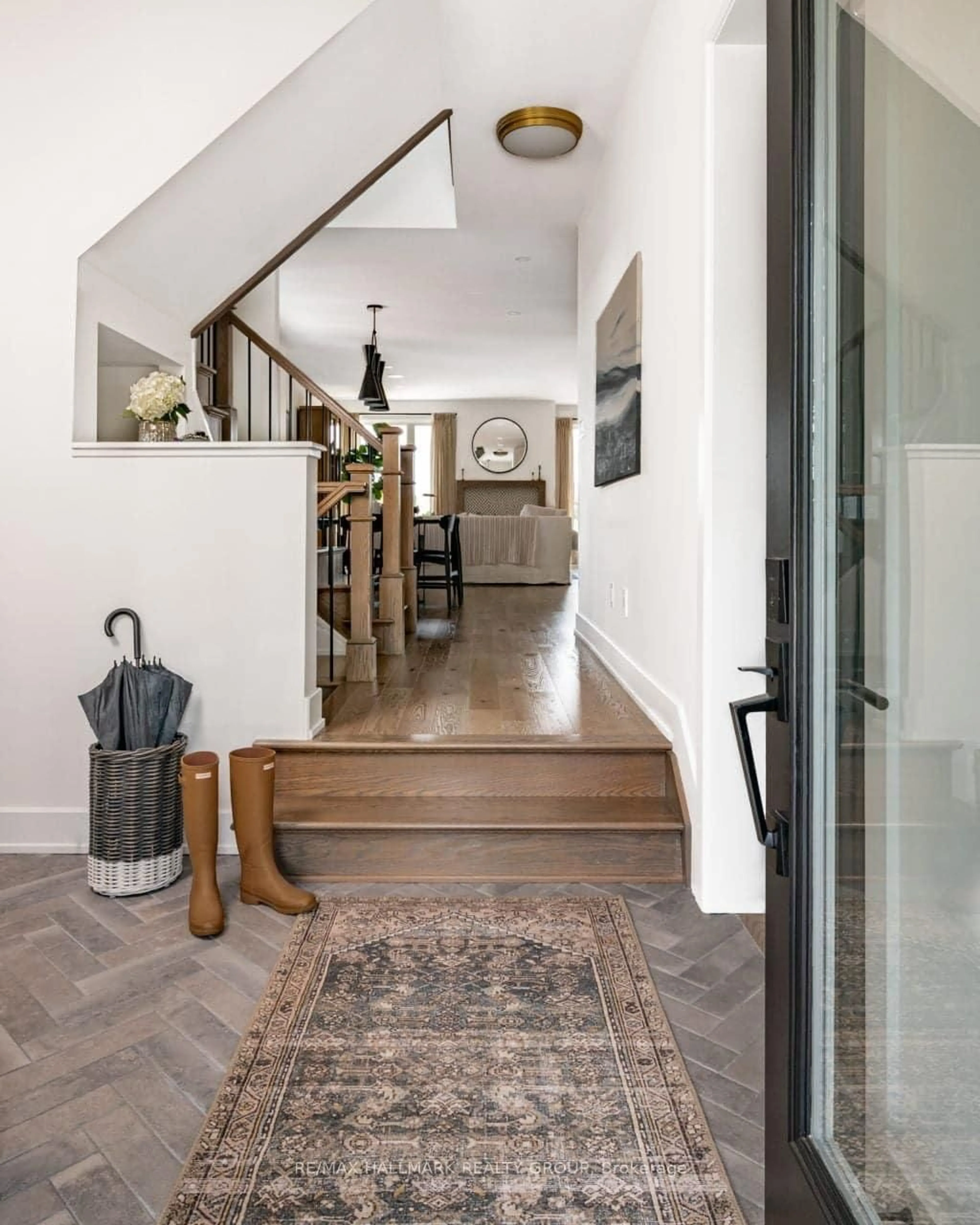 Indoor entryway for 611 Persimmon Way, Orleans Ontario K1W 0S8