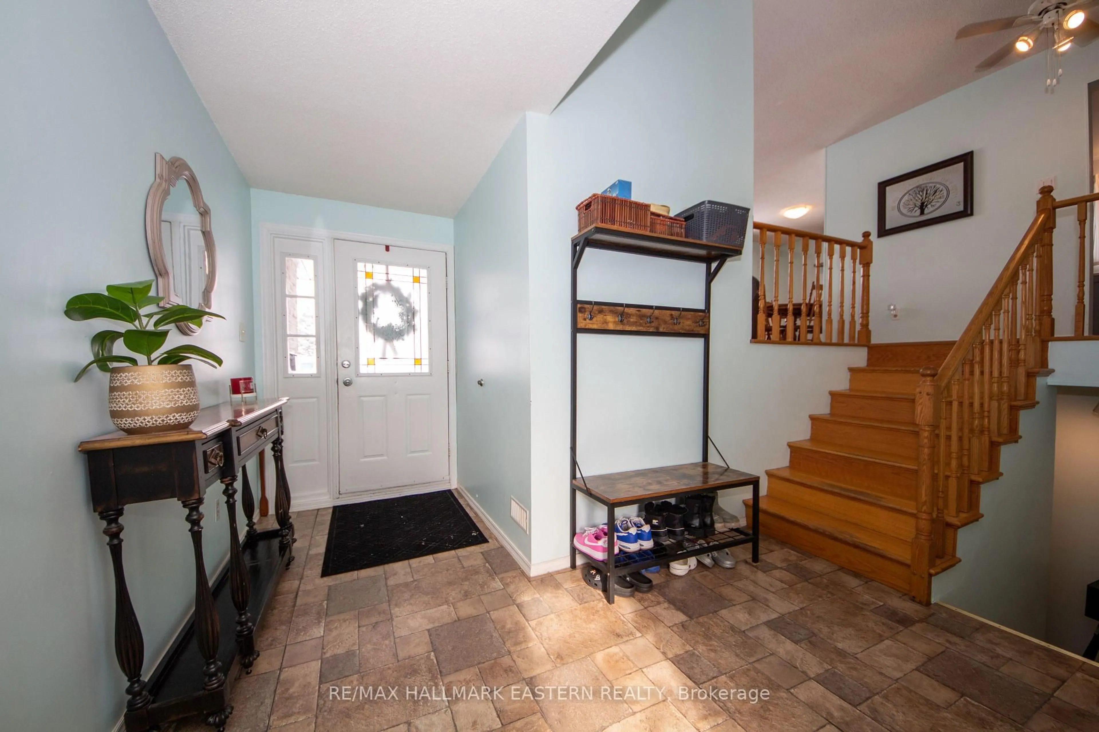 Indoor entryway for 2229 Lynhaven Rd, Peterborough Ontario K9K 1V8