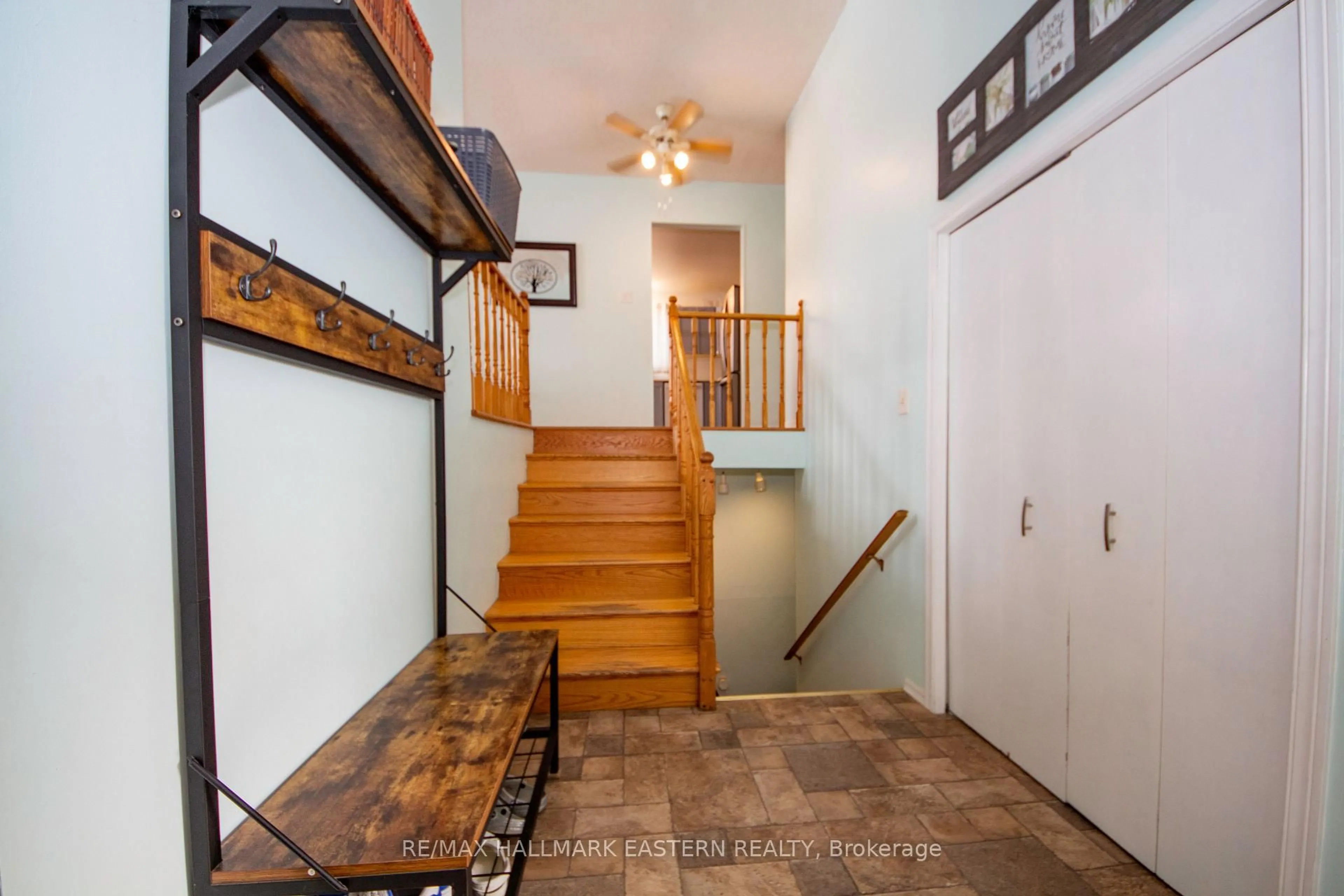 Indoor entryway for 2229 Lynhaven Rd, Peterborough Ontario K9K 1V8