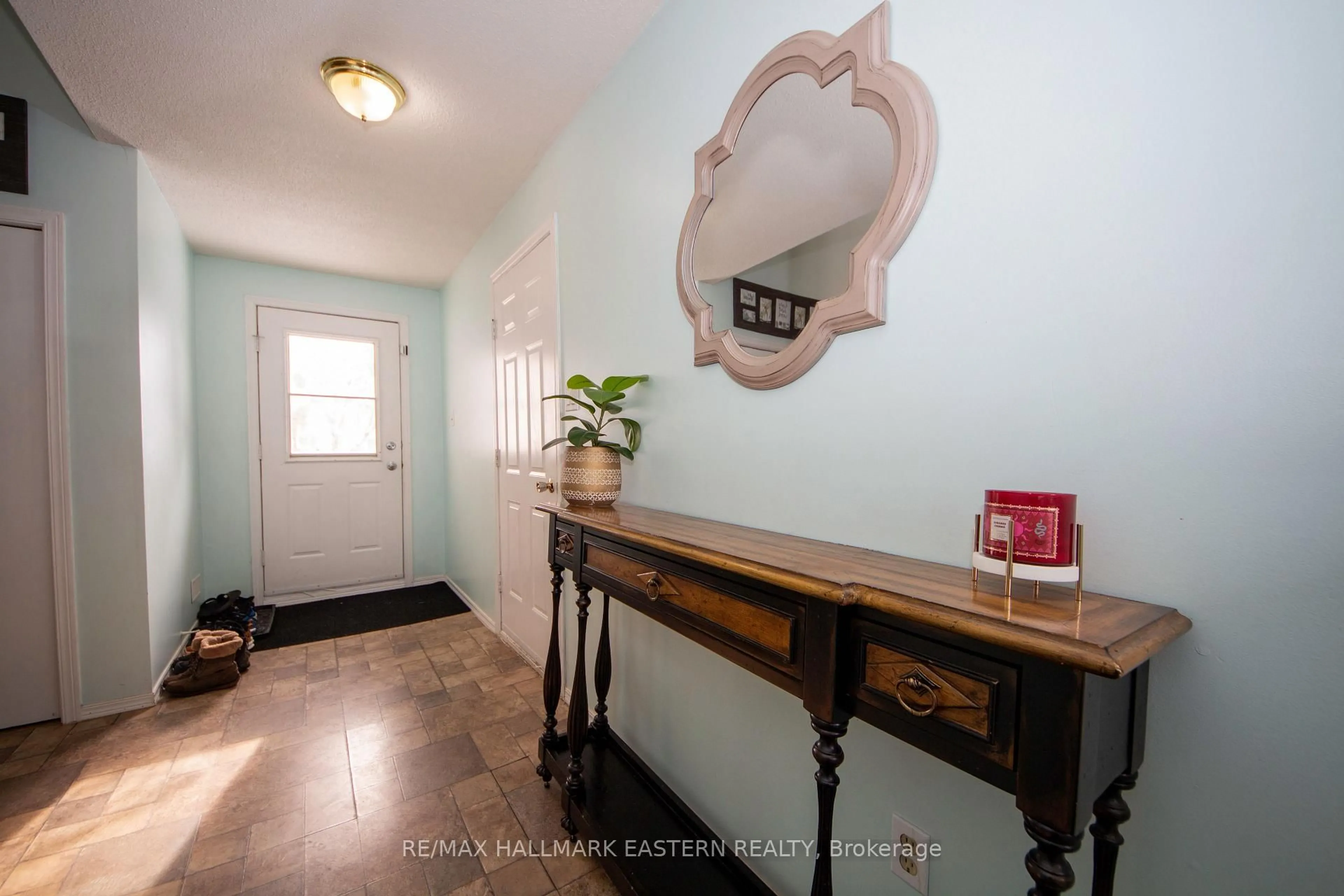 Indoor entryway for 2229 Lynhaven Rd, Peterborough Ontario K9K 1V8