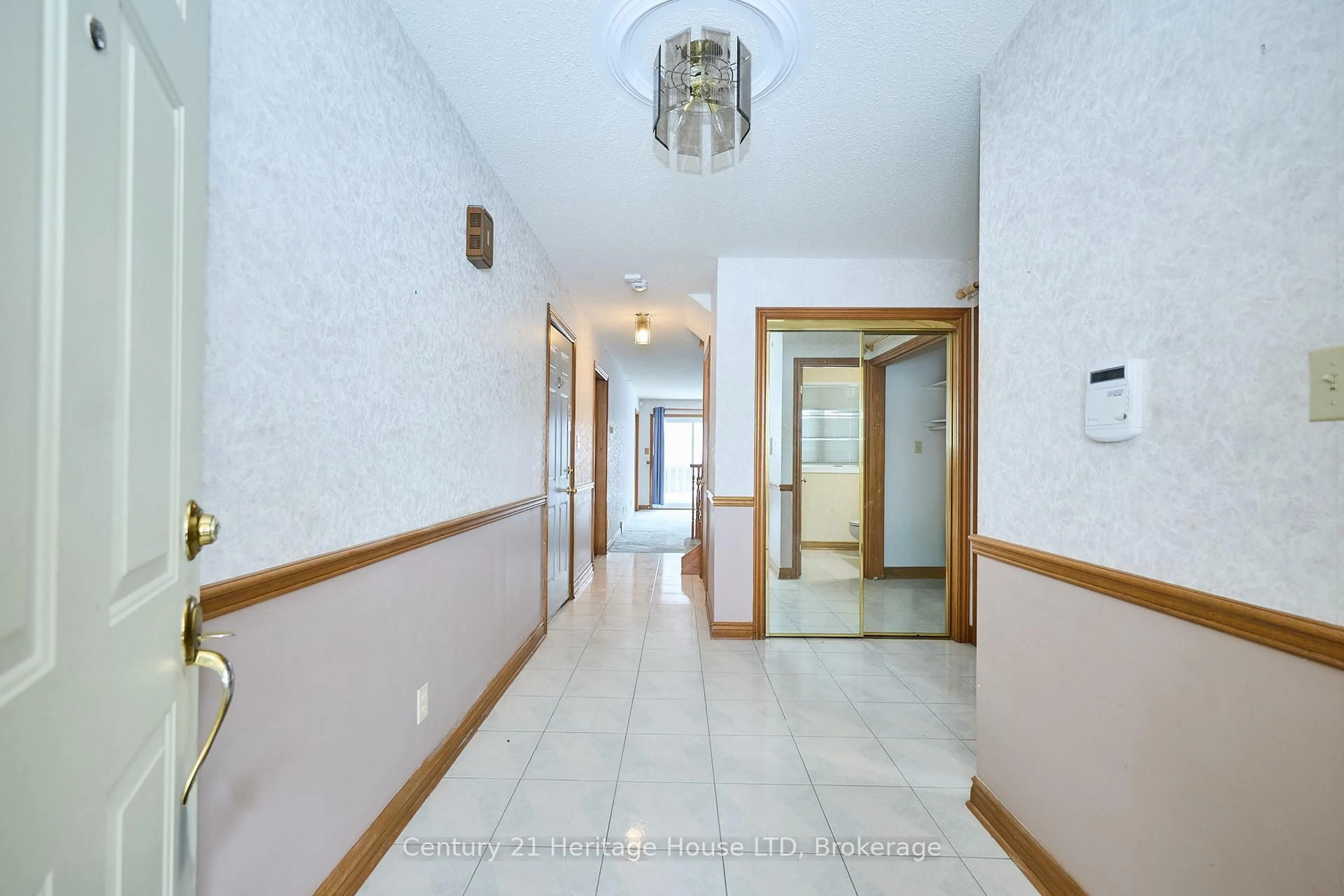 Indoor foyer for 2720 Mewburn Rd #20, Niagara Falls Ontario L2J 4J5