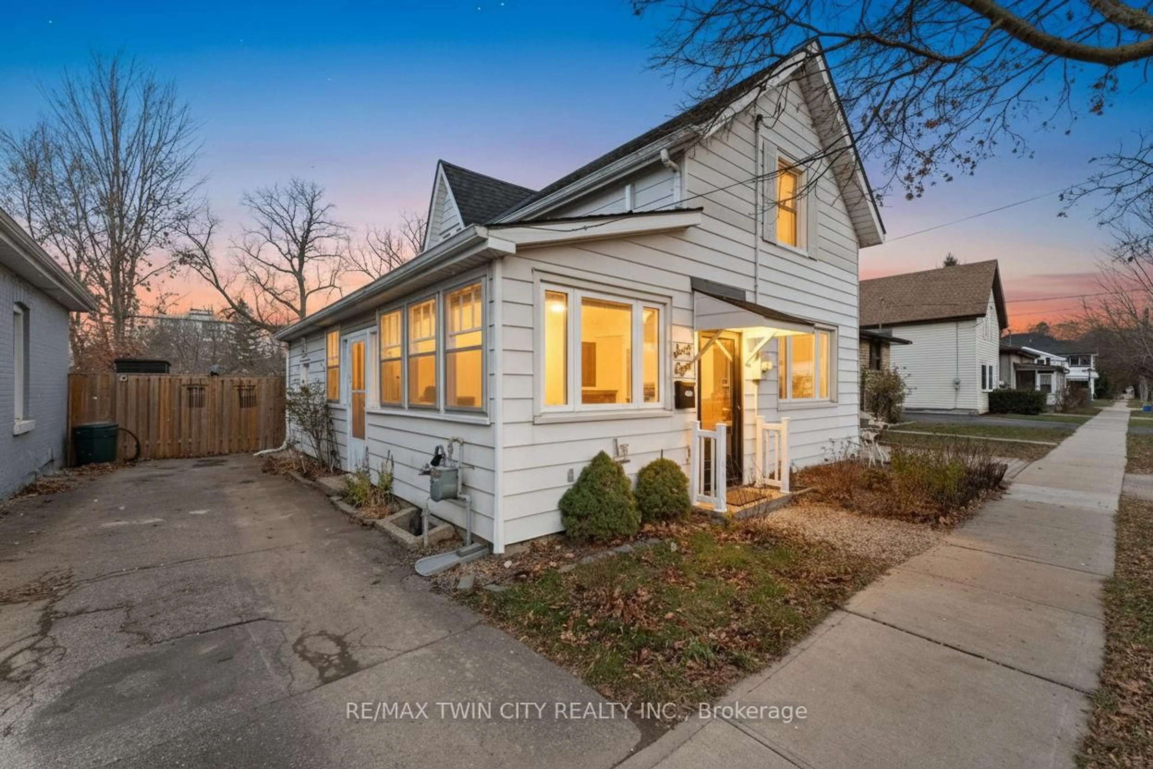 Home with vinyl exterior material, street for 68 Oak St, Brantford Ontario N3T 2B1