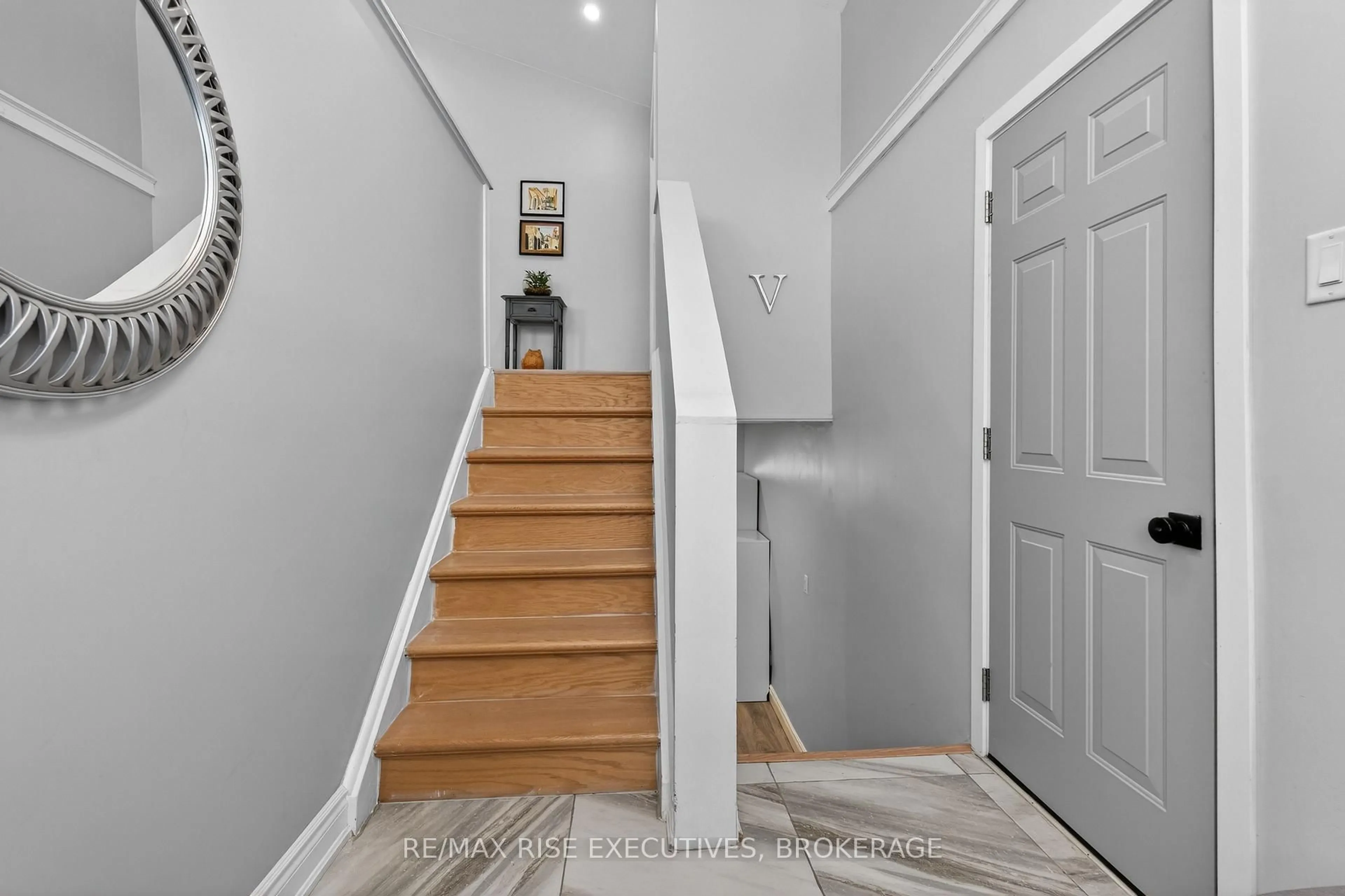 Indoor entryway for 1302 Montreal St, Kingston Ontario K7K 3L6