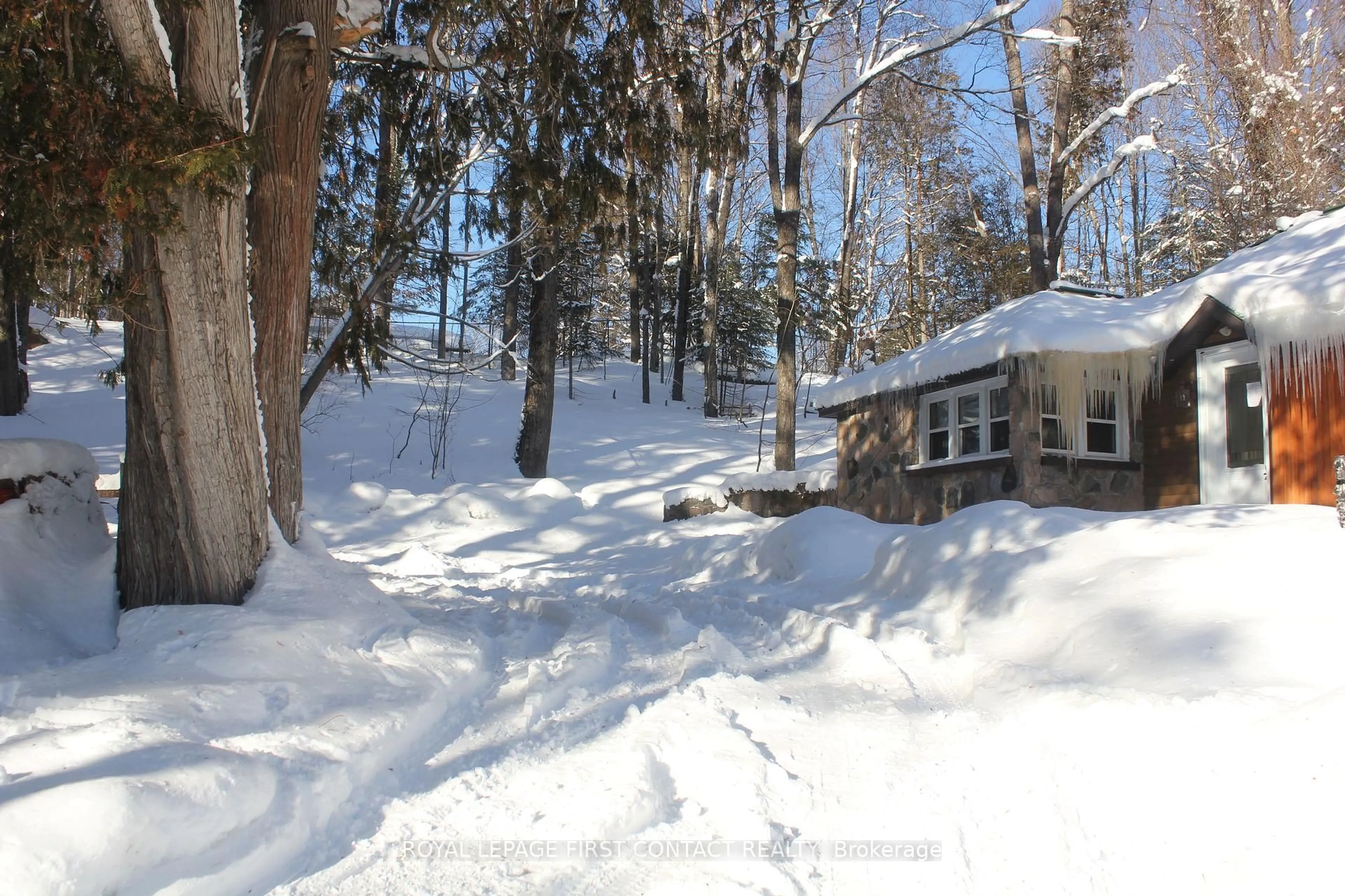 A pic from outside/outdoor area/front of a property/back of a property/a pic from drone, street for 47 Riverside Dr, Dysart et al Ontario K0M 1S0