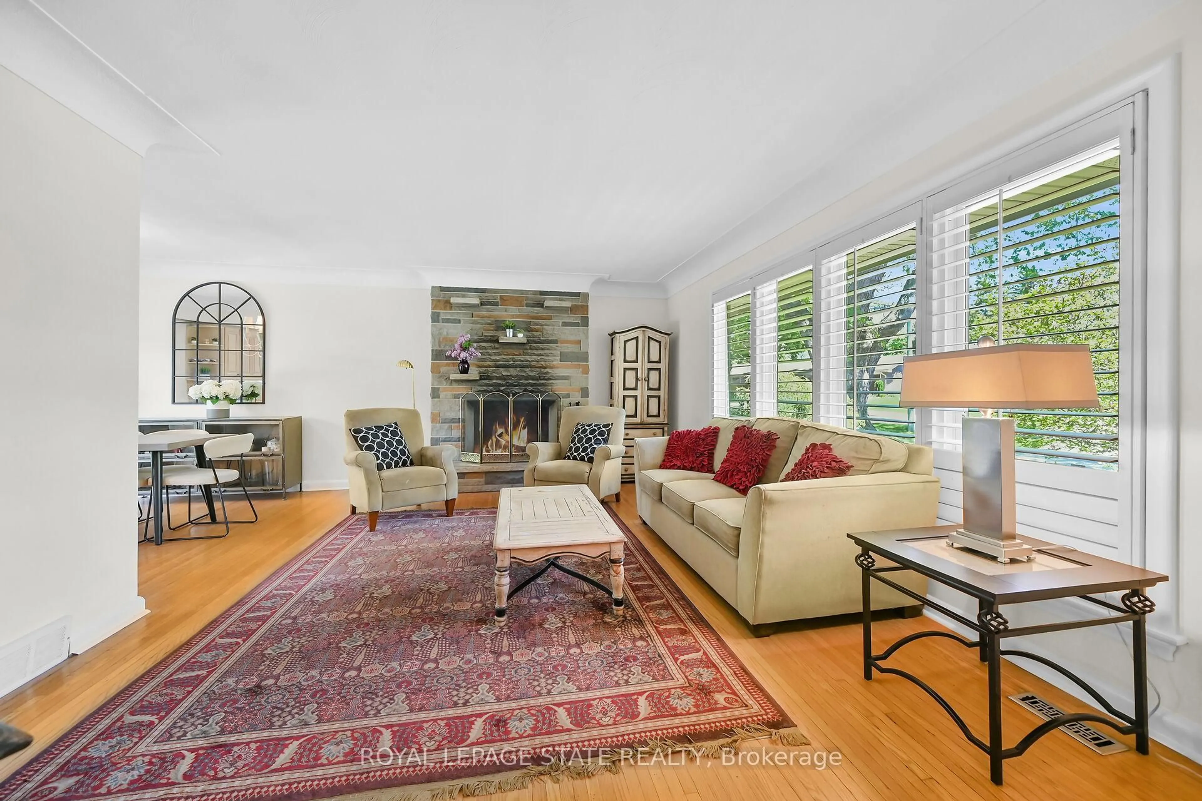 Living room with furniture, unknown for 128 Oneida Blvd, Hamilton Ontario L9G 3C9