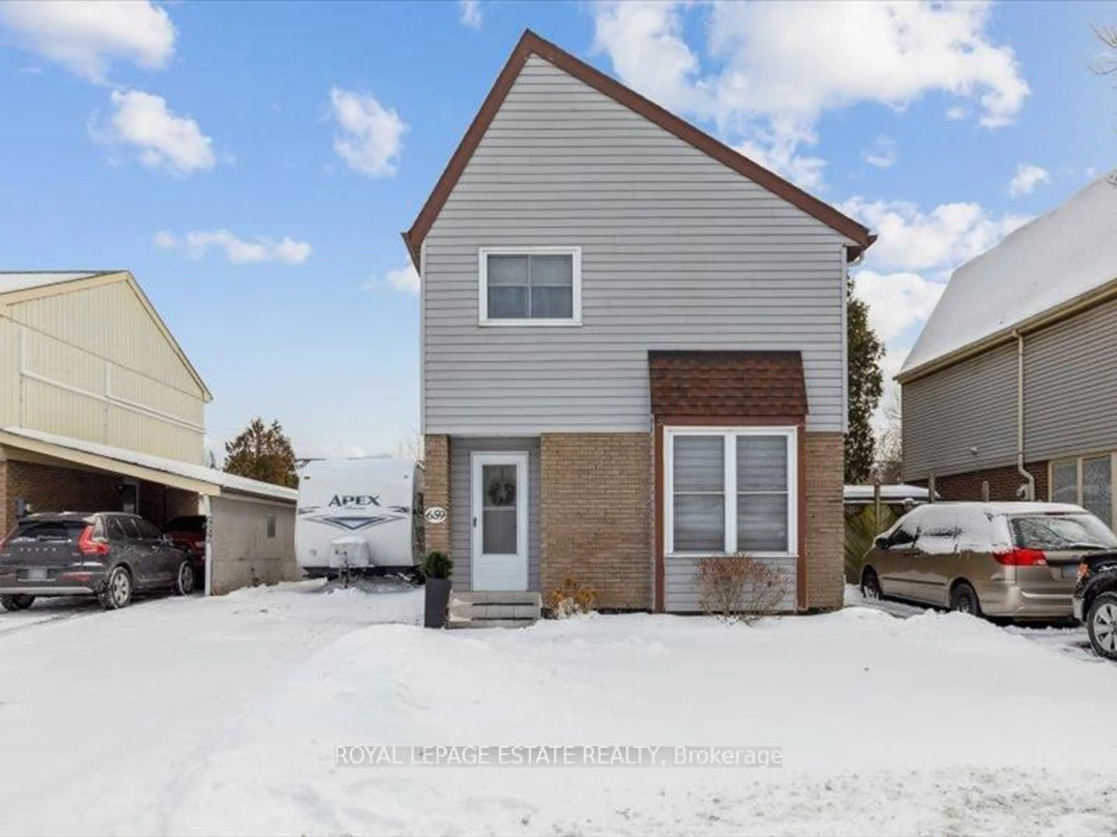 Home with vinyl exterior material, street for 659 Upper Wentworth St, Hamilton Ontario L9A 4V4