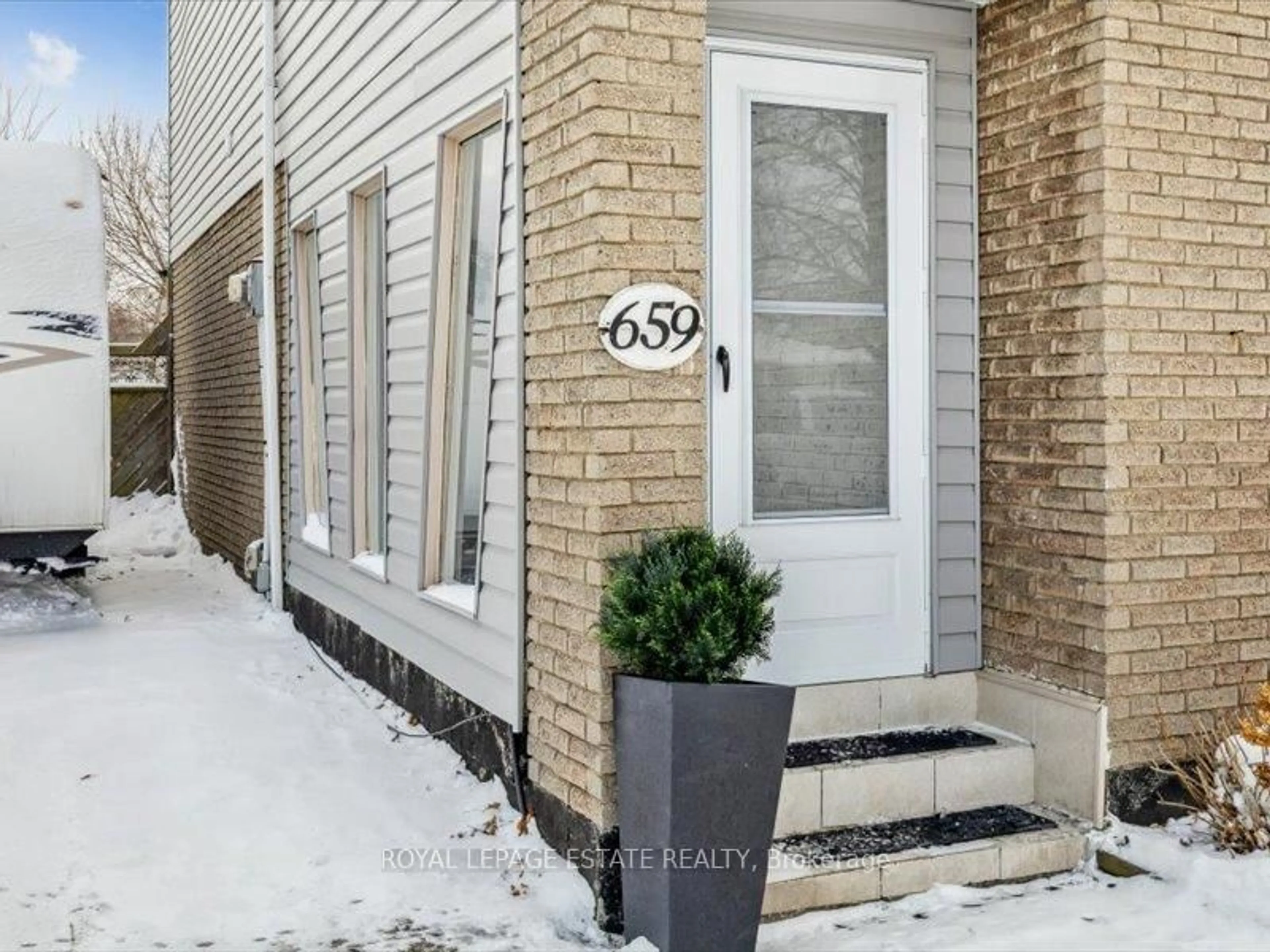 Indoor entryway for 659 Upper Wentworth St, Hamilton Ontario L9A 4V4