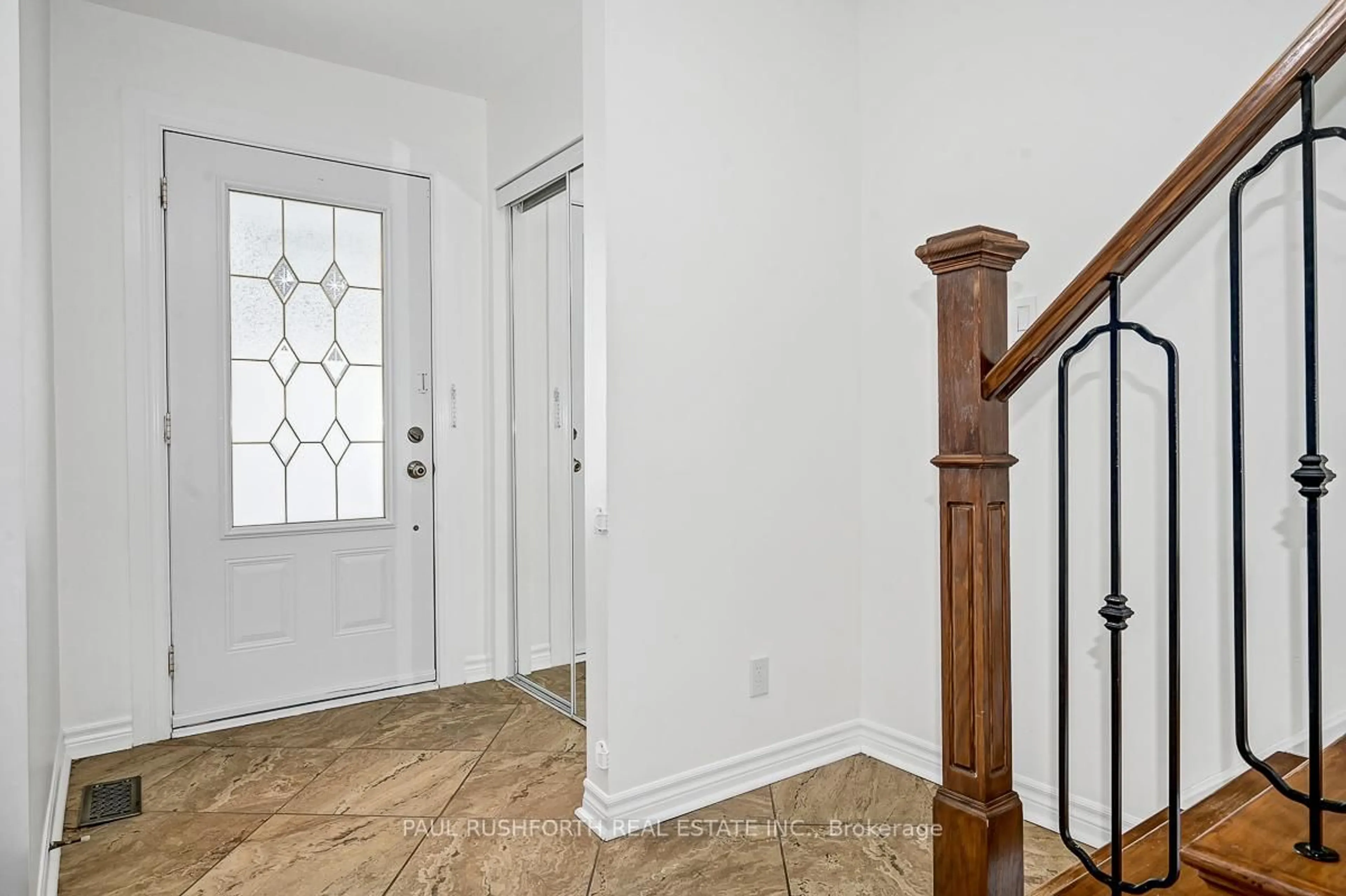 Indoor foyer for 186 Presland Rd, Ottawa Ontario K1K 4J7