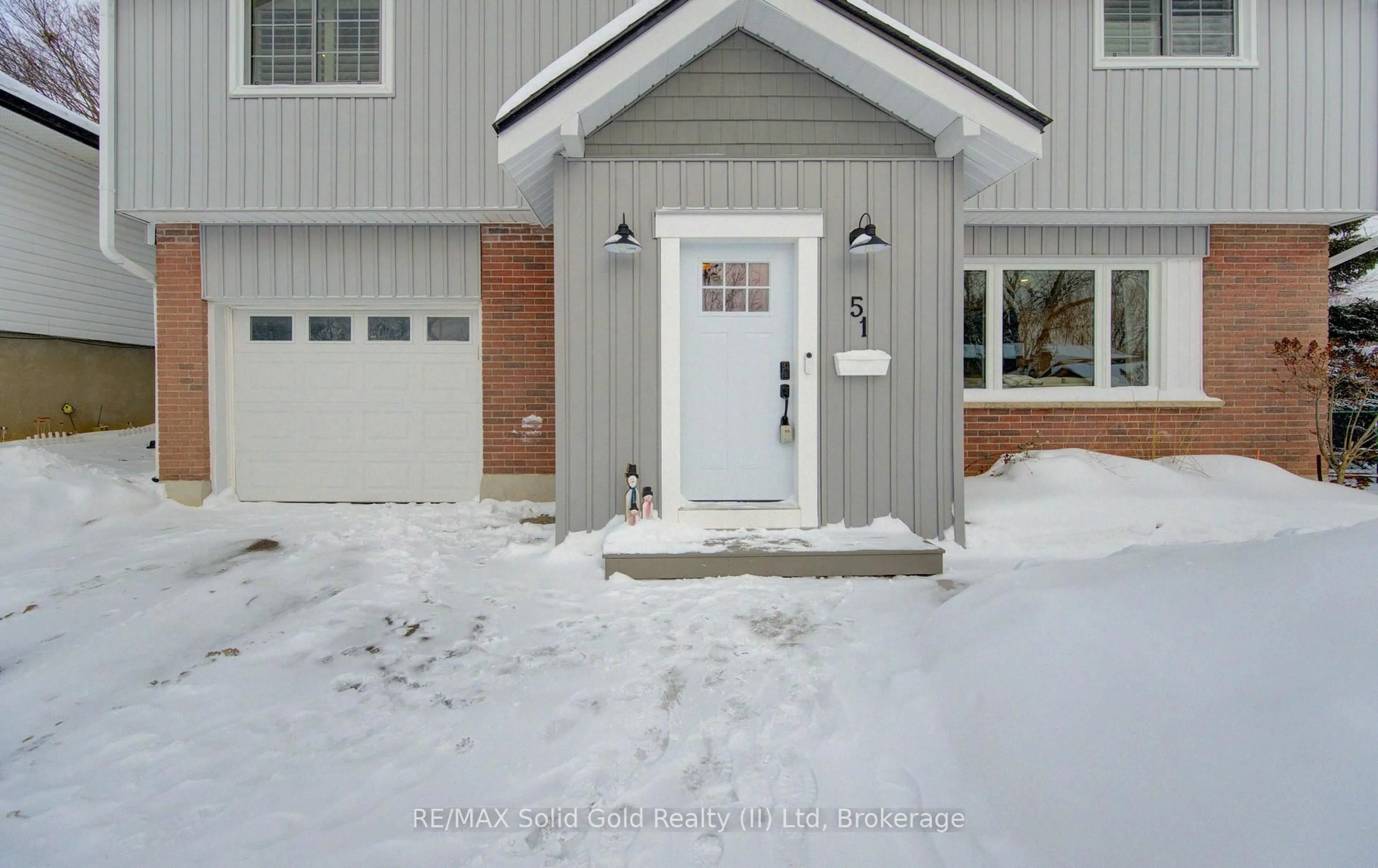 Indoor entryway for 51 Nathaniel Cres, Kitchener Ontario N2P 1L3