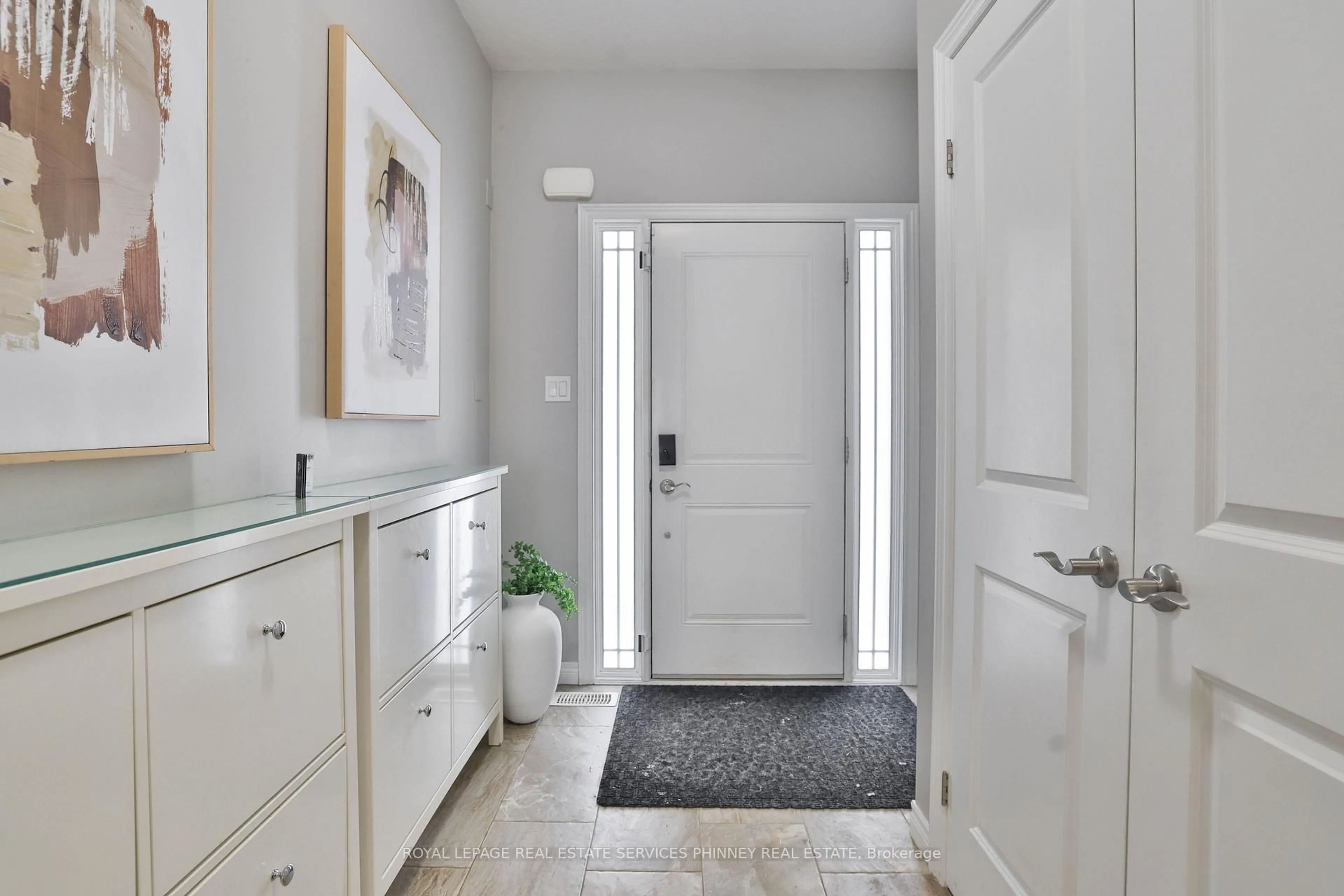 Indoor entryway for 15 Cutts Cres, Hamilton Ontario L0R 1C0