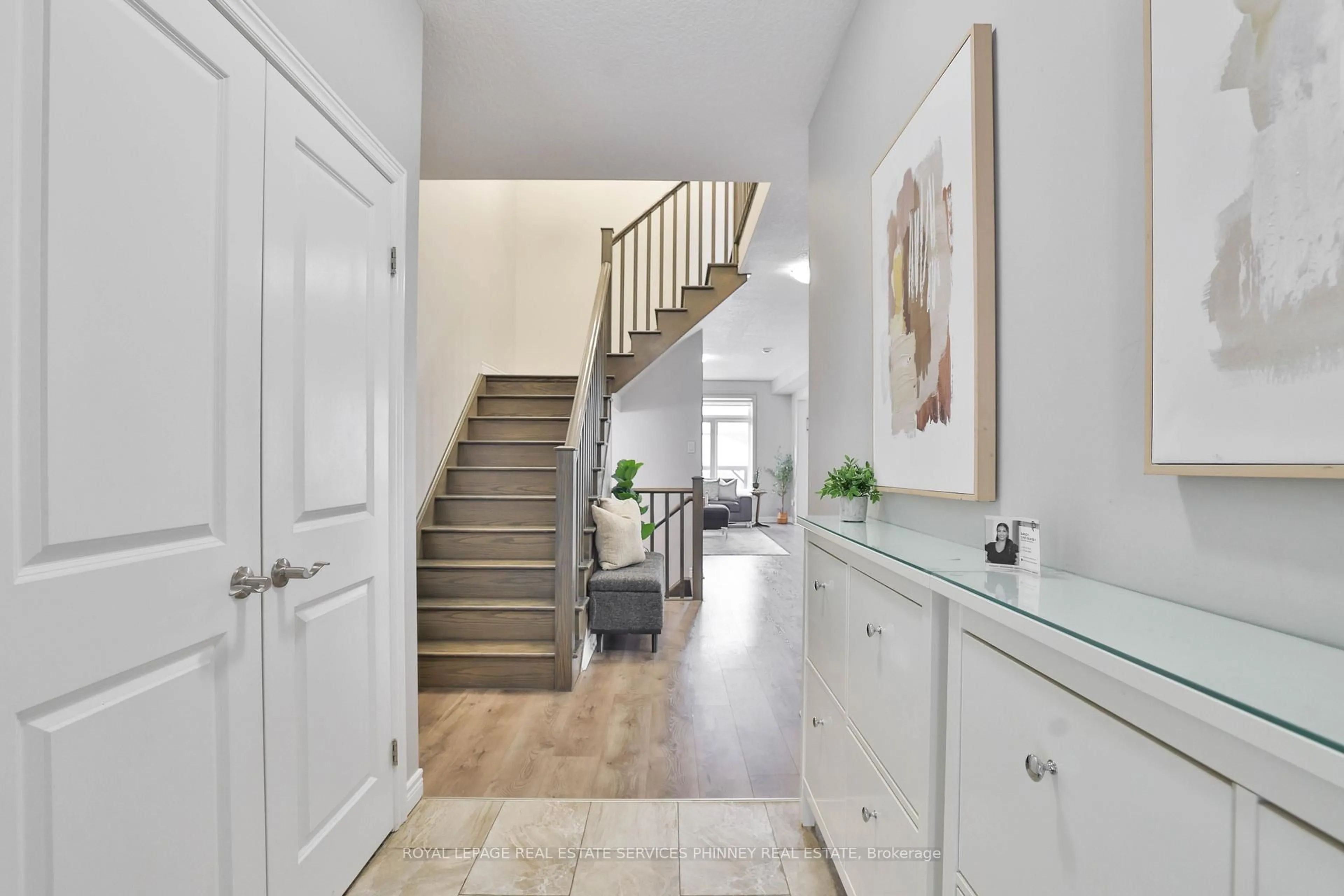 Indoor entryway for 15 Cutts Cres, Hamilton Ontario L0R 1C0