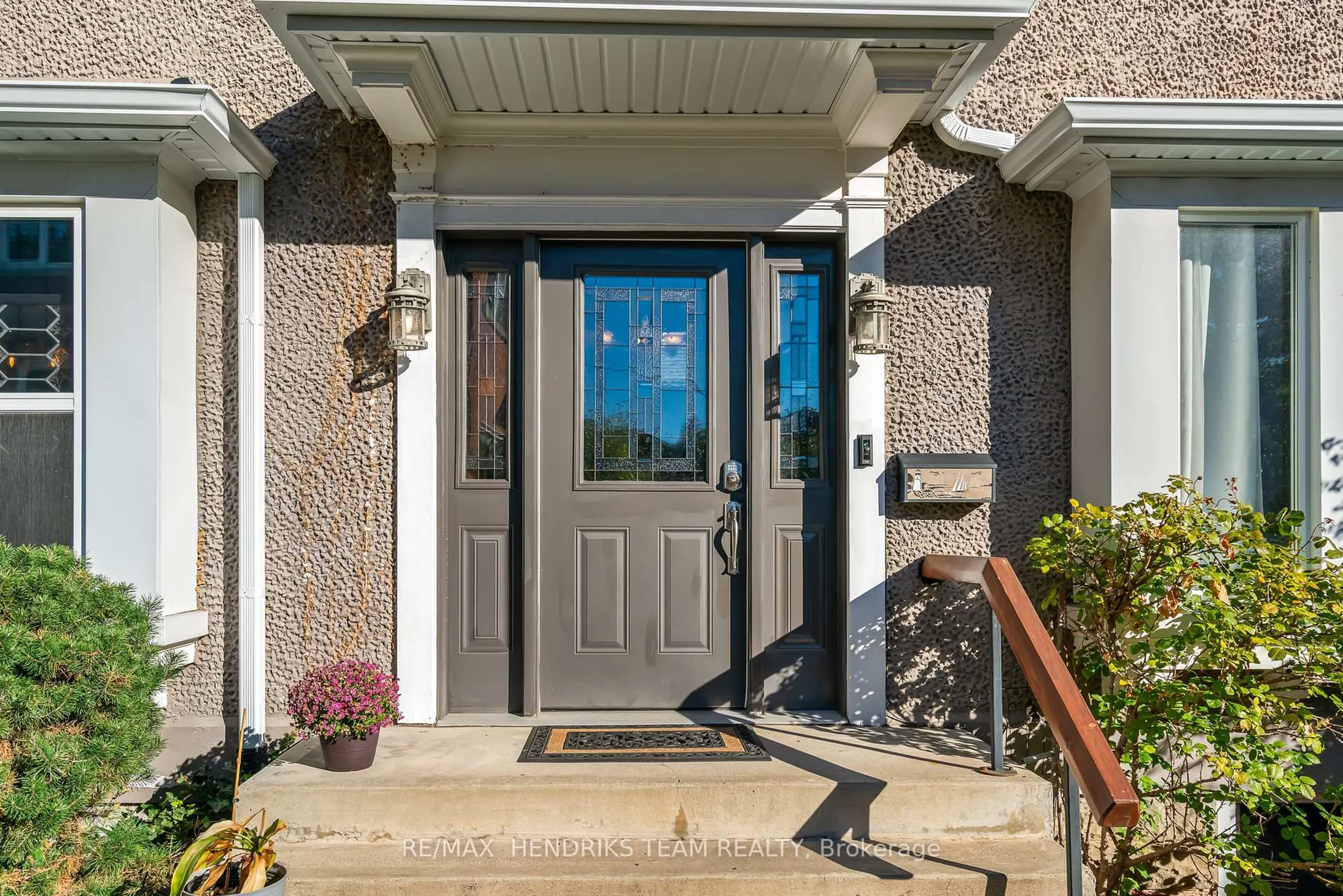 Indoor entryway for 153 Geneva St, St. Catharines Ontario L2R 4N7