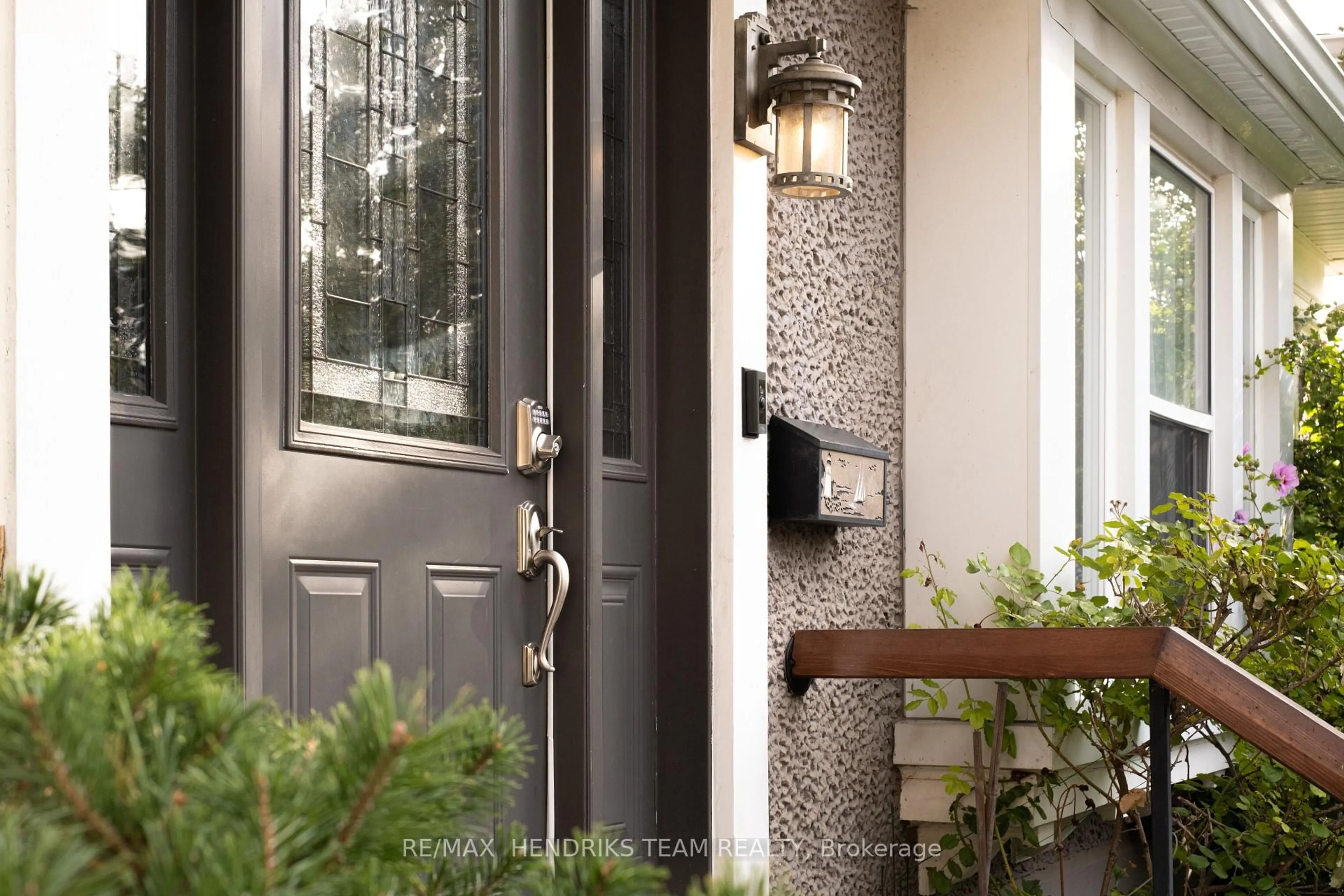 Indoor entryway for 153 Geneva St, St. Catharines Ontario L2R 4N7