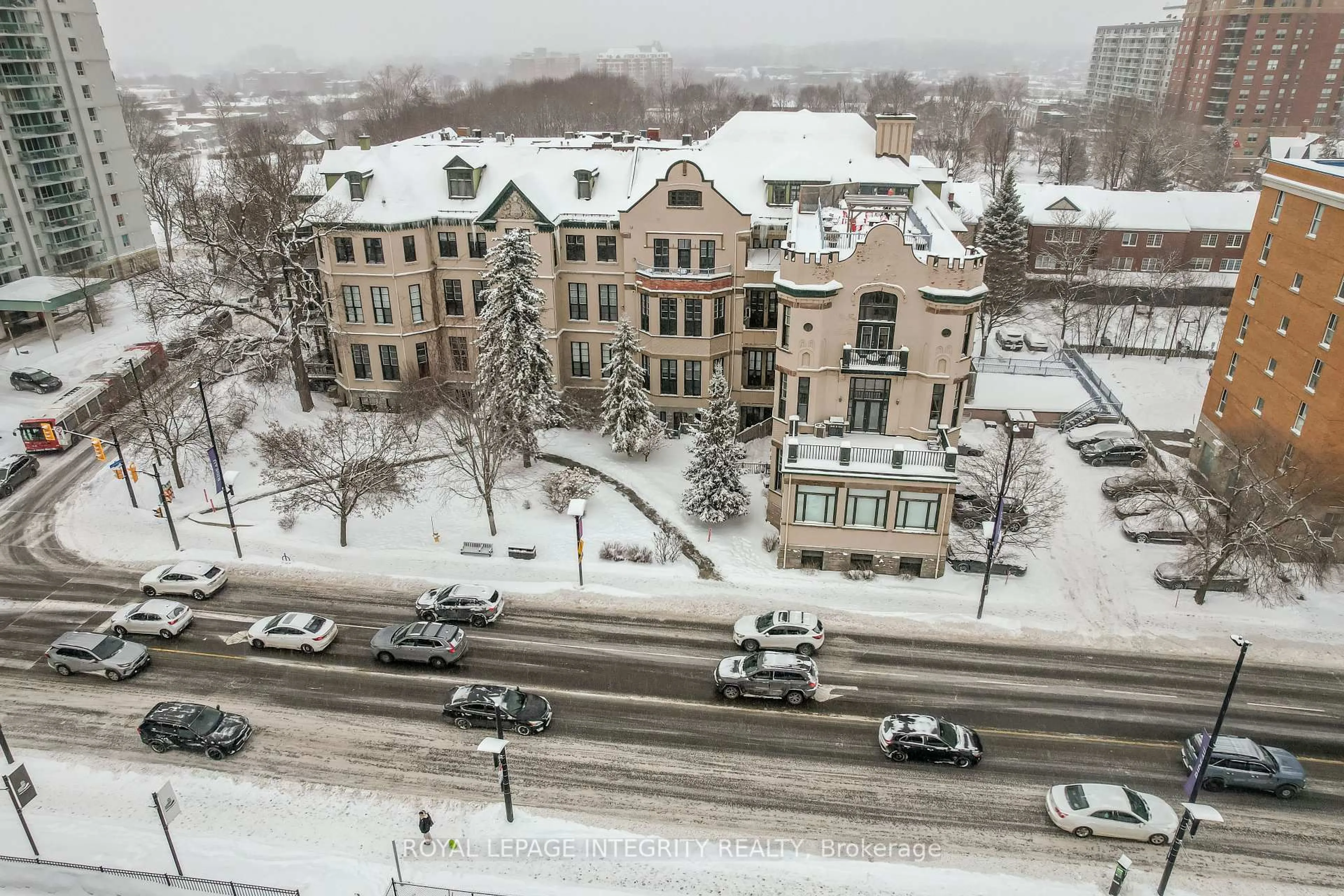 A pic from outside/outdoor area/front of a property/back of a property/a pic from drone, city buildings view from balcony for 589 Rideau St #401, Ottawa Ontario K1N 6A1
