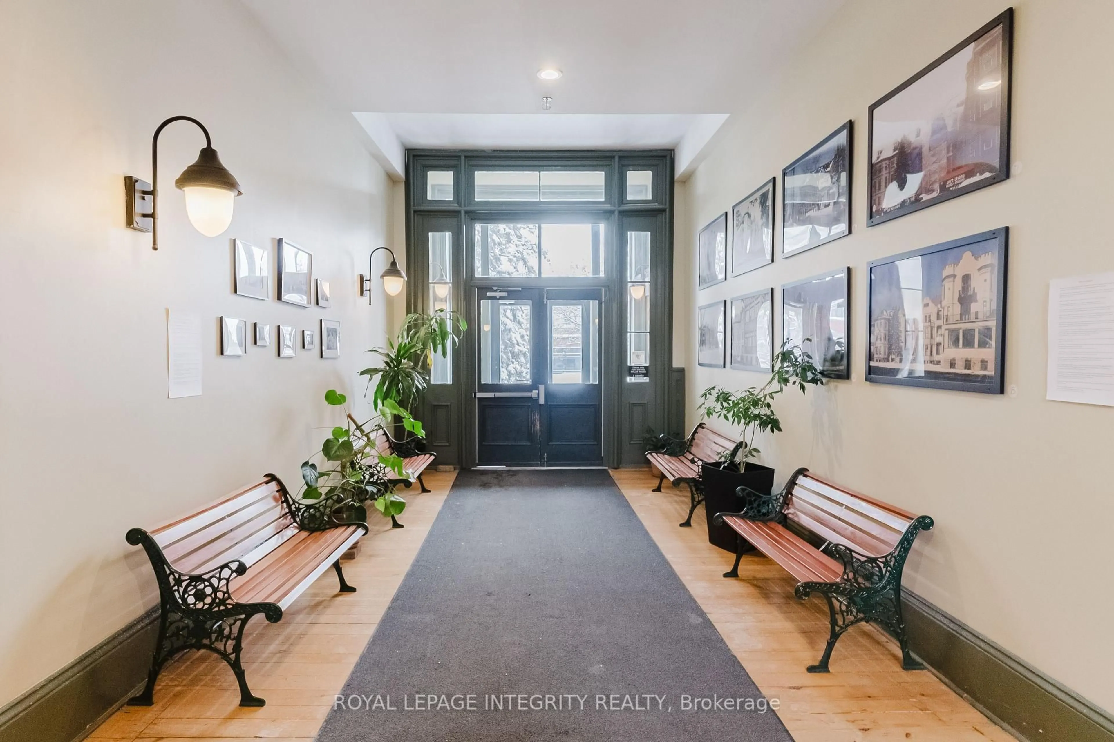 Indoor entryway for 589 Rideau St #401, Ottawa Ontario K1N 6A1