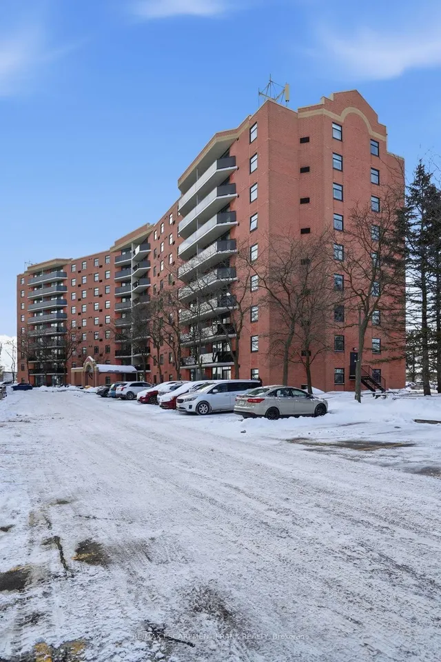 9 Bonheur Crt #808, Brantford 2
