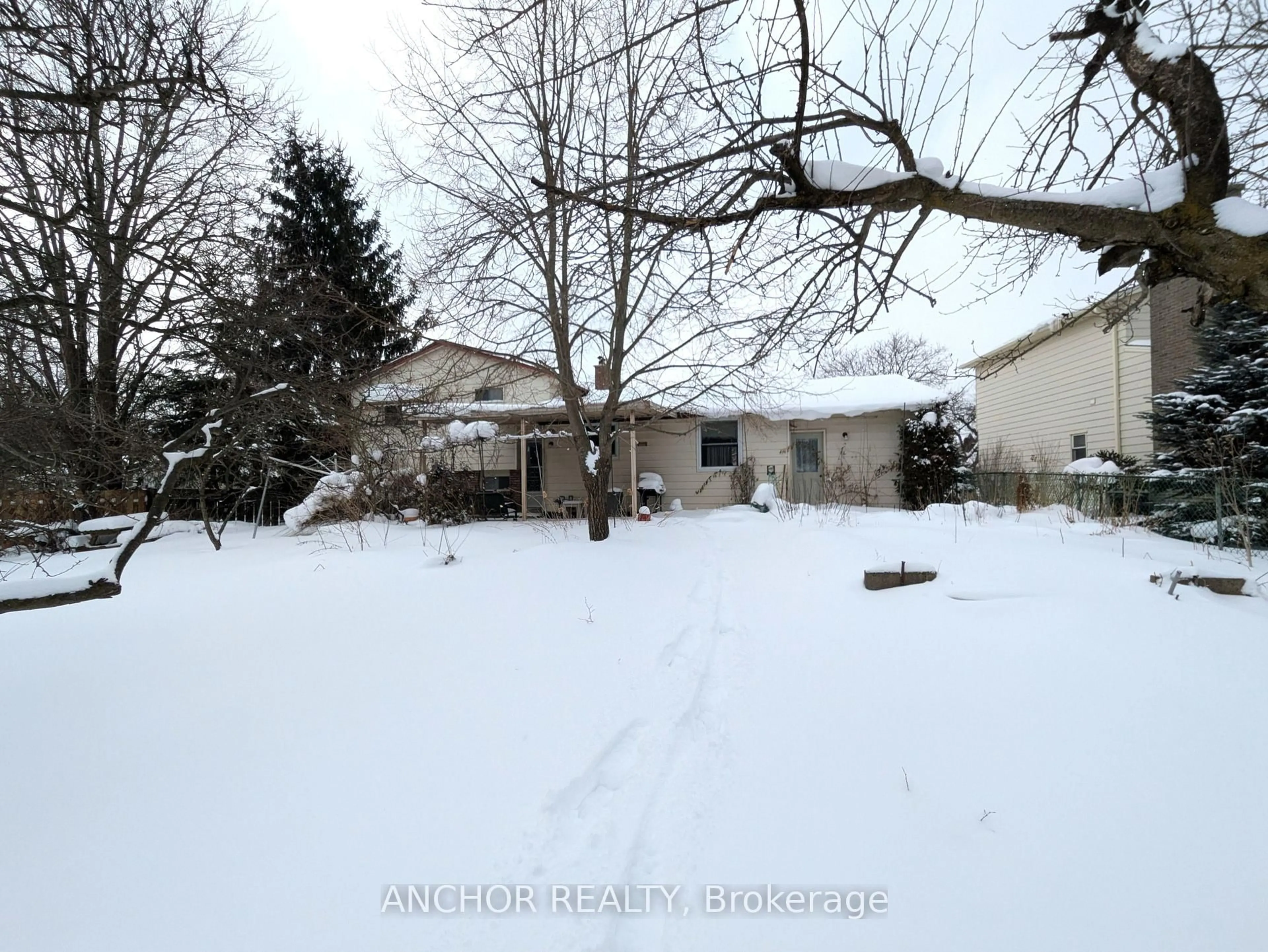 A pic from outside/outdoor area/front of a property/back of a property/a pic from drone, street for 584 Nottinghill Rd Rd, London South Ontario N6K 1R4