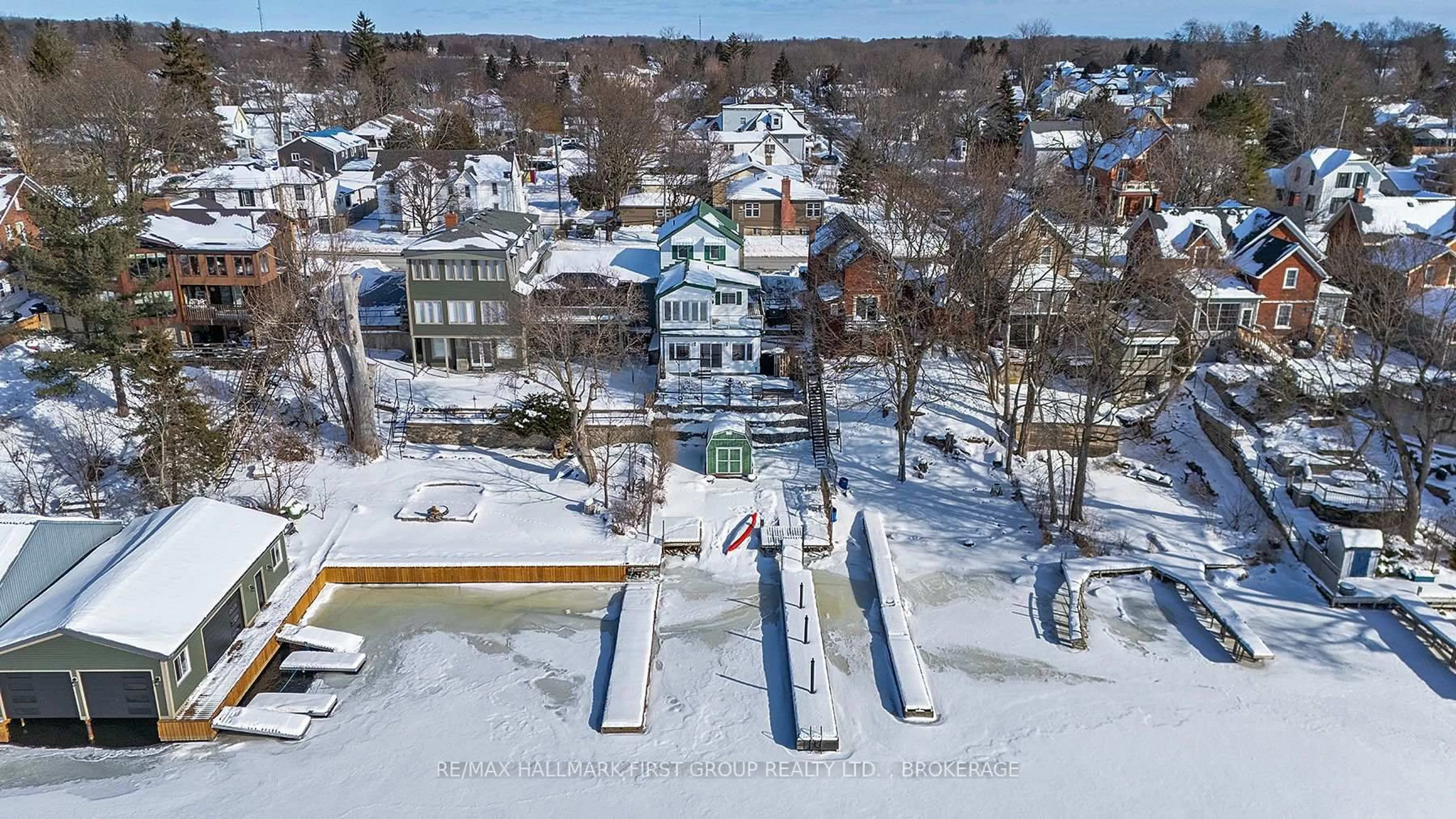 A pic from outside/outdoor area/front of a property/back of a property/a pic from drone, unknown for 370 Stone St, Gananoque Ontario K7G 2A4