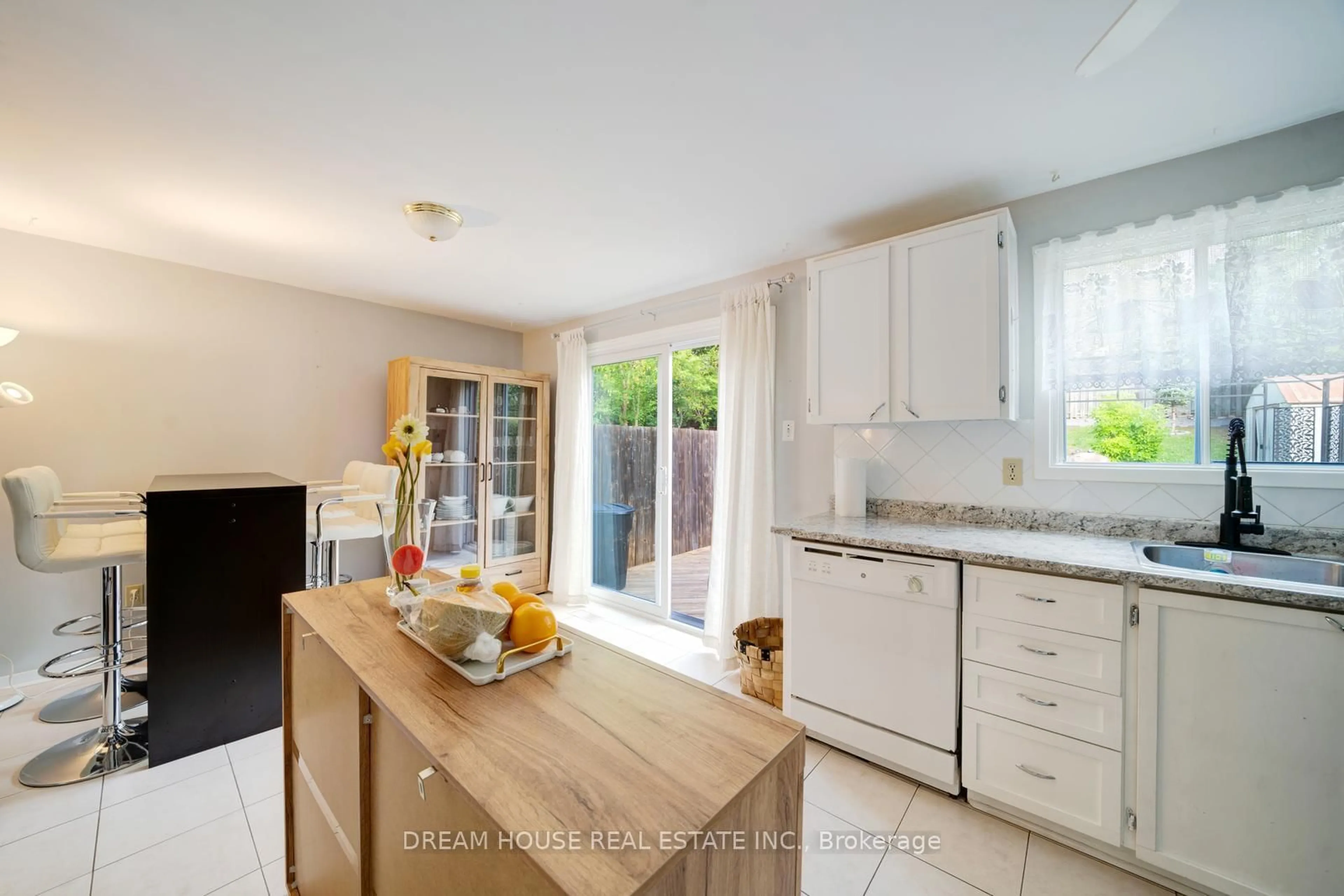 Open concept kitchen, unknown for 2048 Walker Ave, Peterborough Ontario K9L 1S1