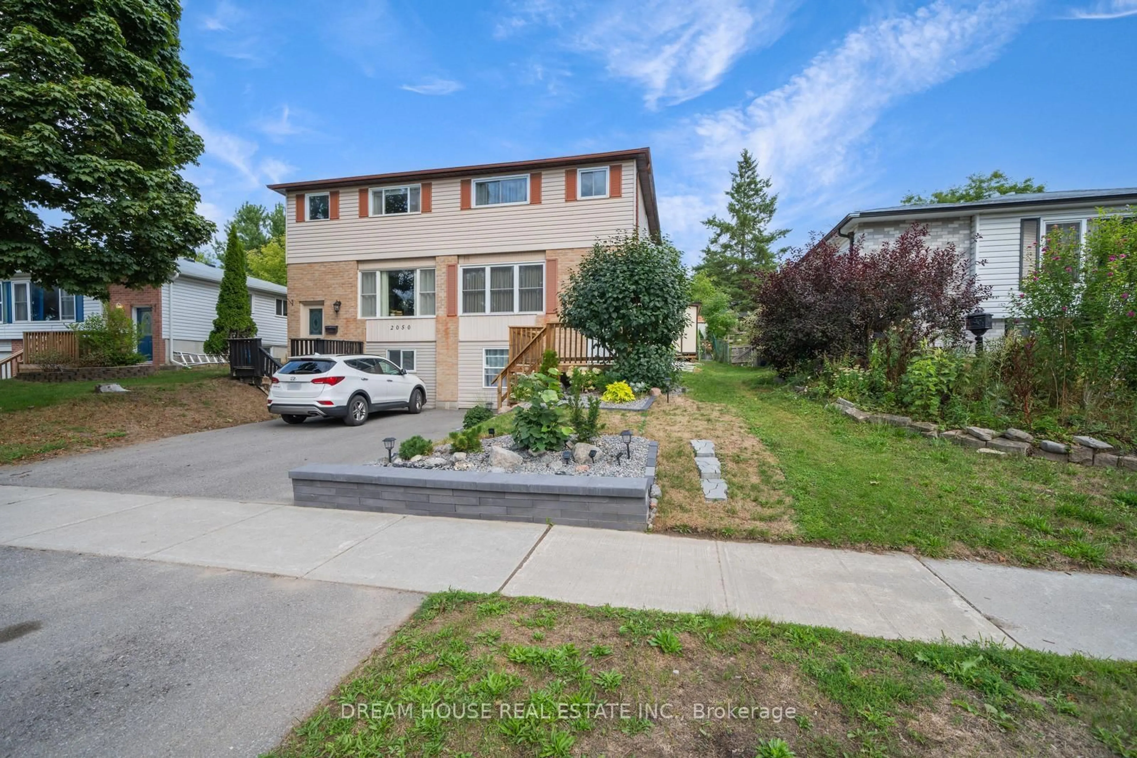 A pic from outside/outdoor area/front of a property/back of a property/a pic from drone, street for 2048 Walker Ave, Peterborough Ontario K9L 1S1