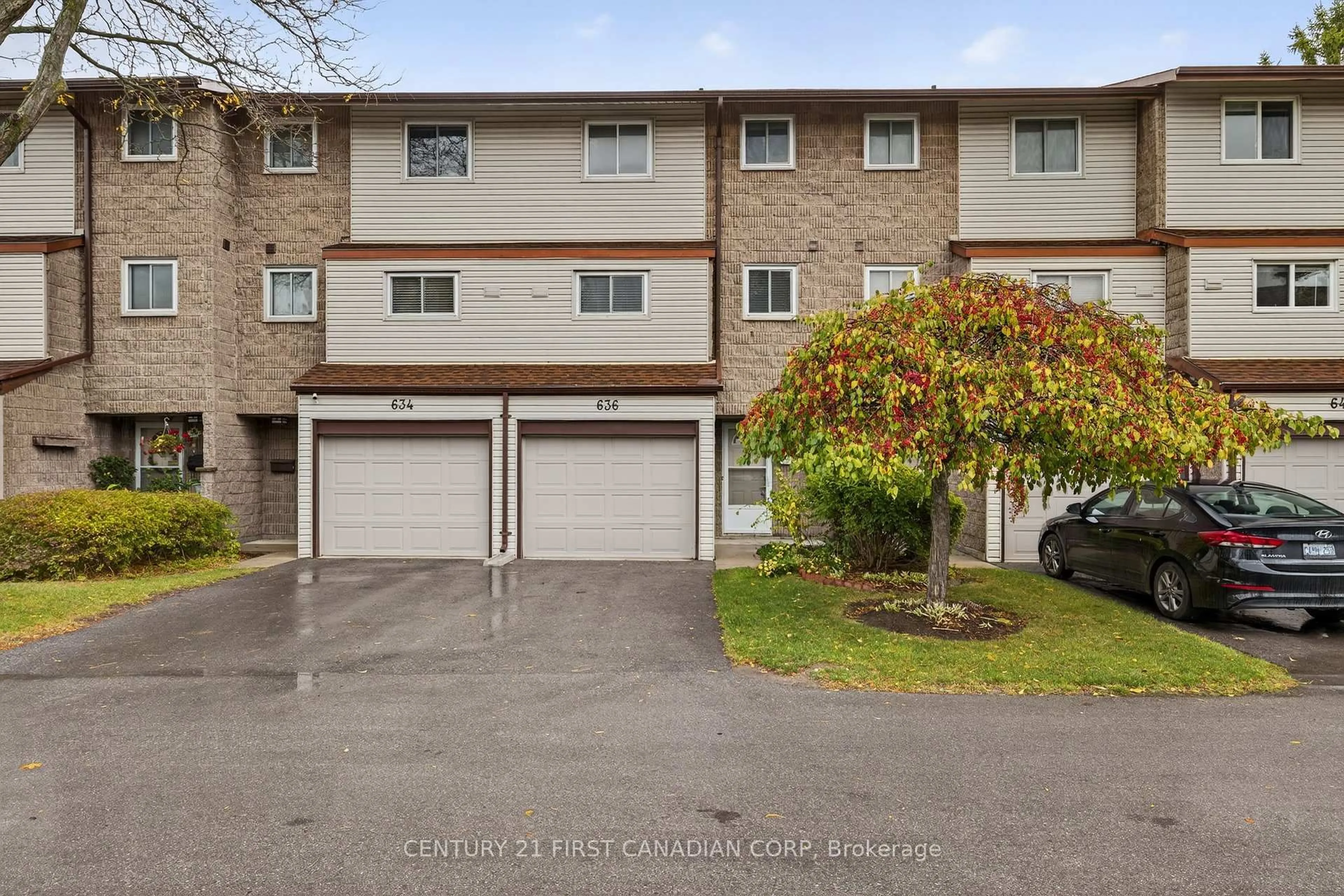 A pic from outside/outdoor area/front of a property/back of a property/a pic from drone, street for 636 Wilkins St #636, London South Ontario N6C 4Z4