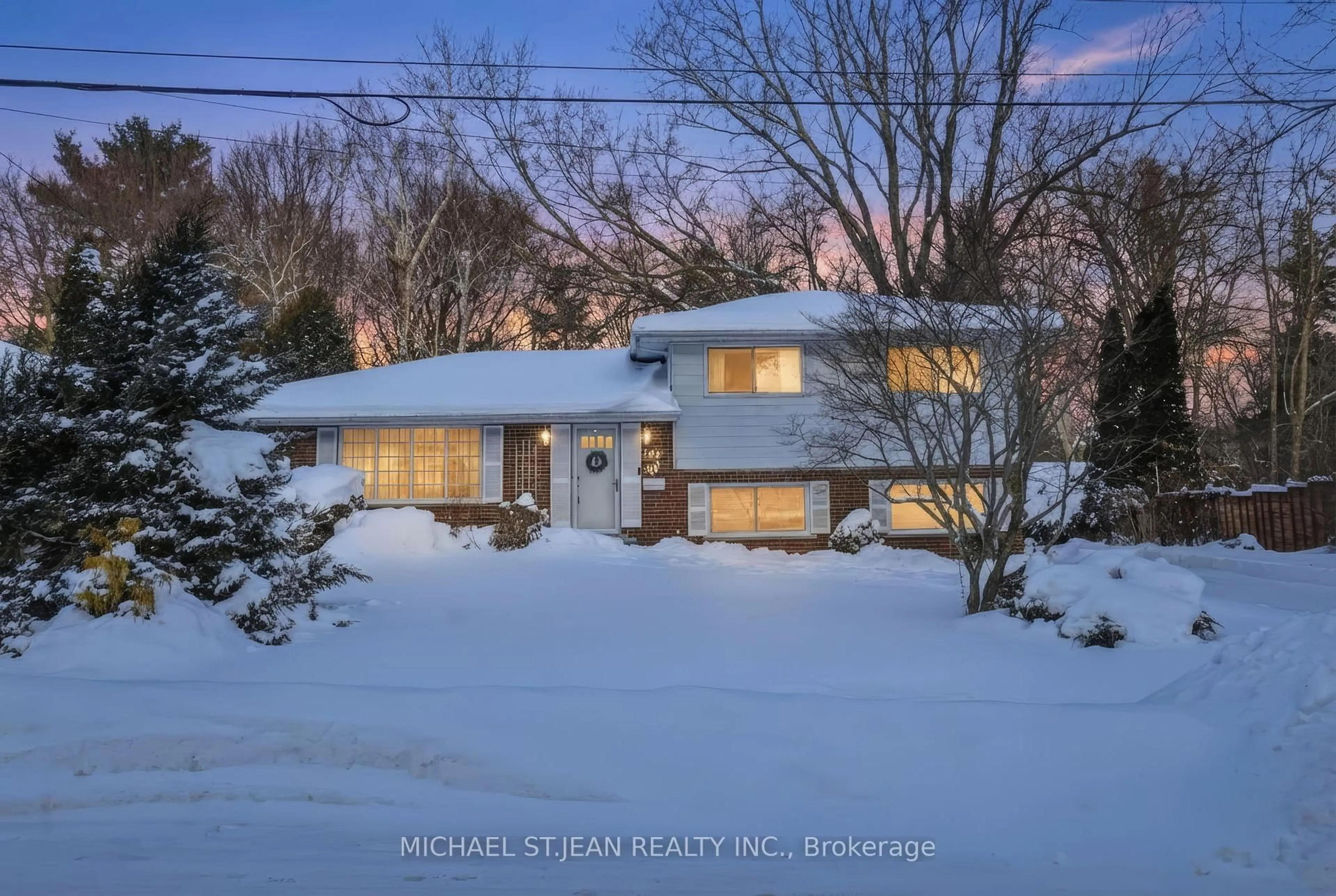 A pic from outside/outdoor area/front of a property/back of a property/a pic from drone, street for 167 Fallingbrook Dr, Hamilton Ontario L9G 1E7