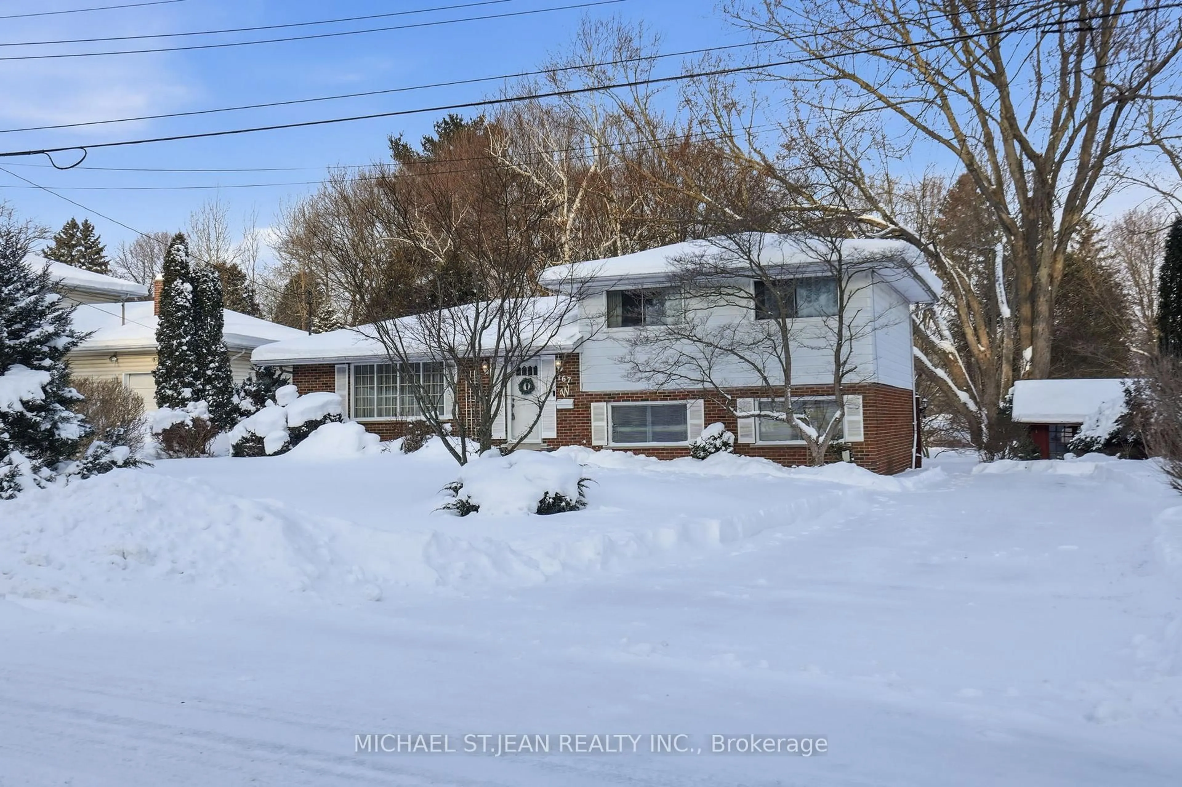 A pic from outside/outdoor area/front of a property/back of a property/a pic from drone, street for 167 Fallingbrook Dr, Hamilton Ontario L9G 1E7