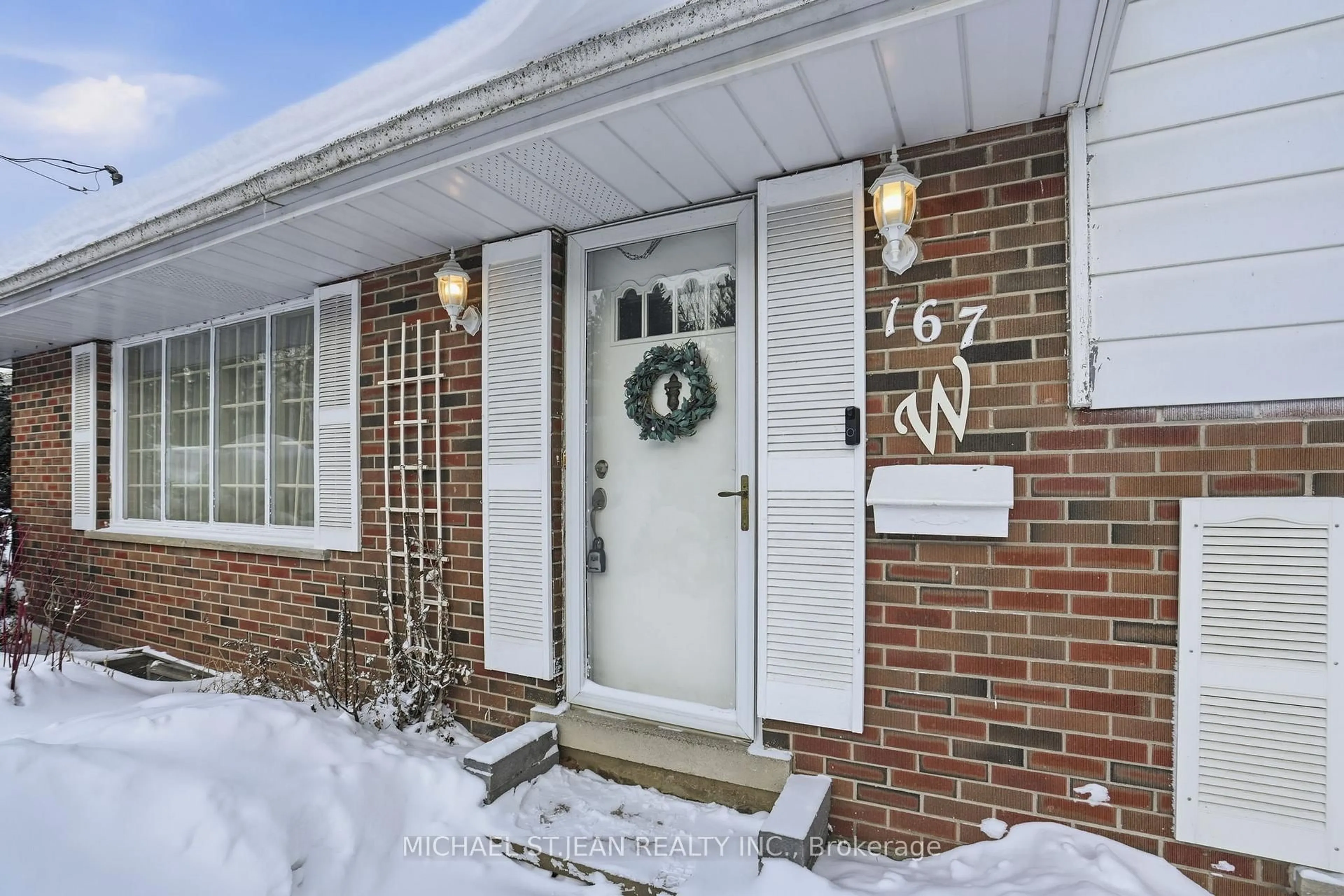 Indoor entryway for 167 Fallingbrook Dr, Hamilton Ontario L9G 1E7