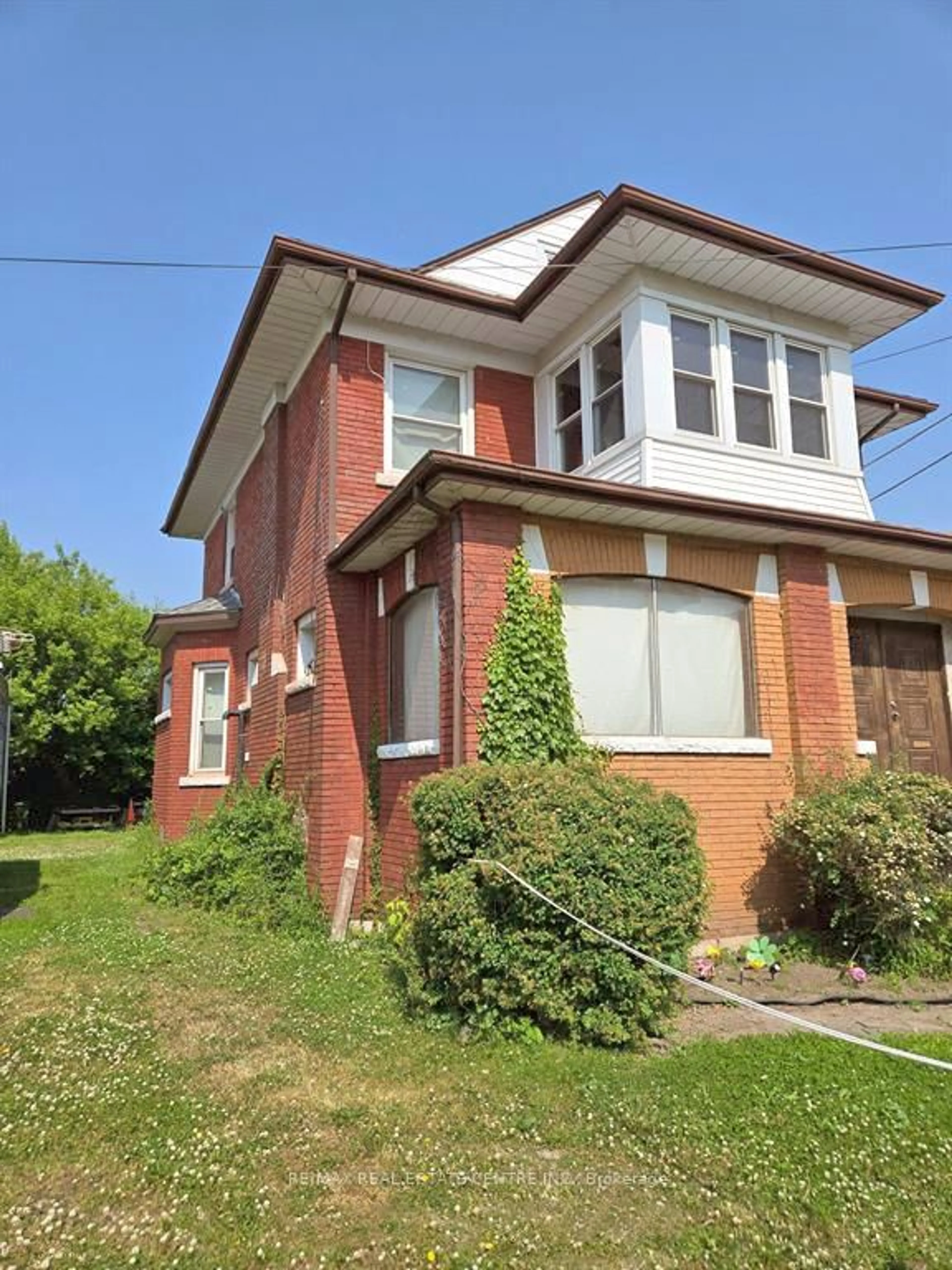 Home with brick exterior material, building for 4689 Crysler Ave, Niagara Falls Ontario L2E 3V7