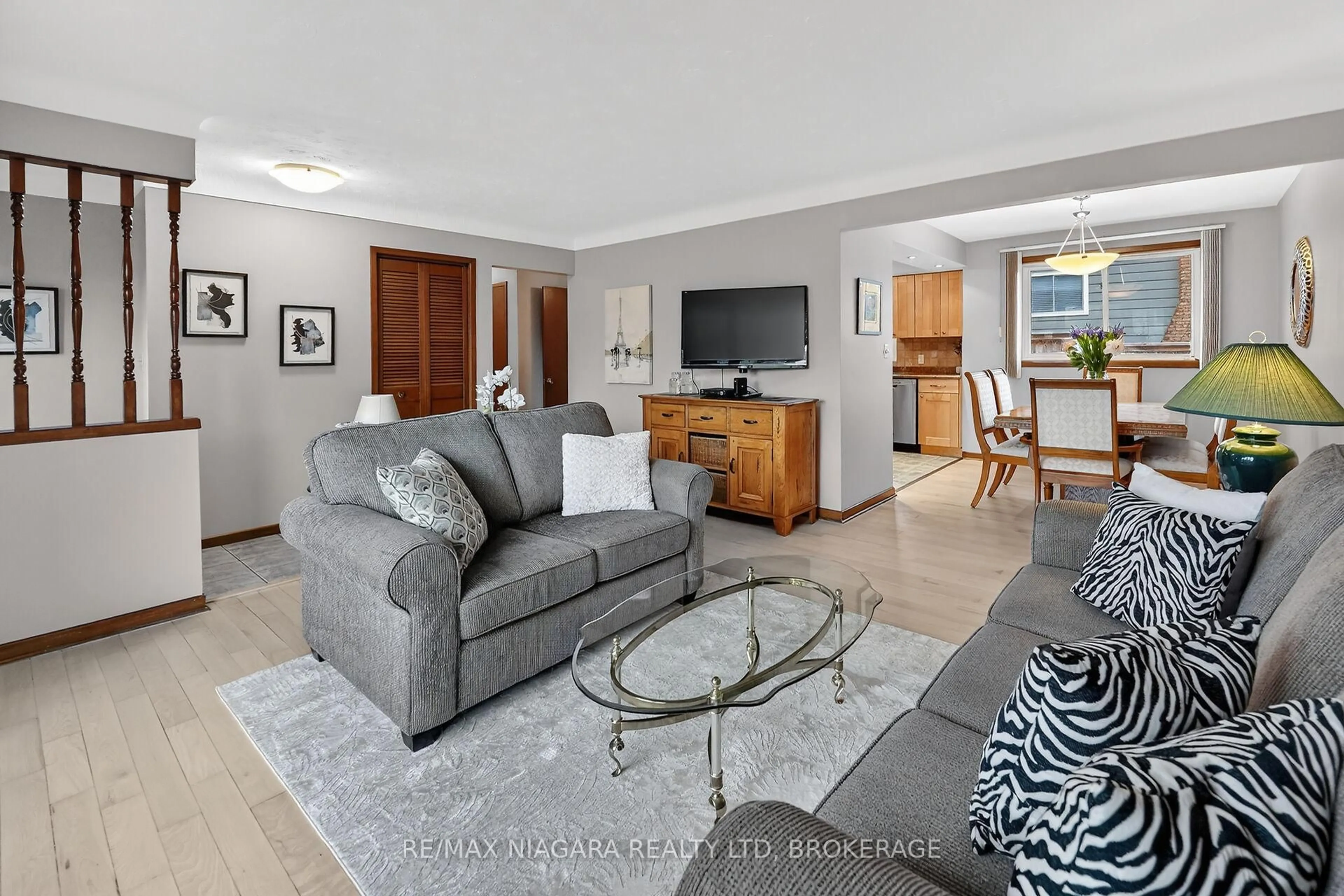 Living room with furniture, unknown for 3 Donalda Crt, St. Catharines Ontario L2M 7E7