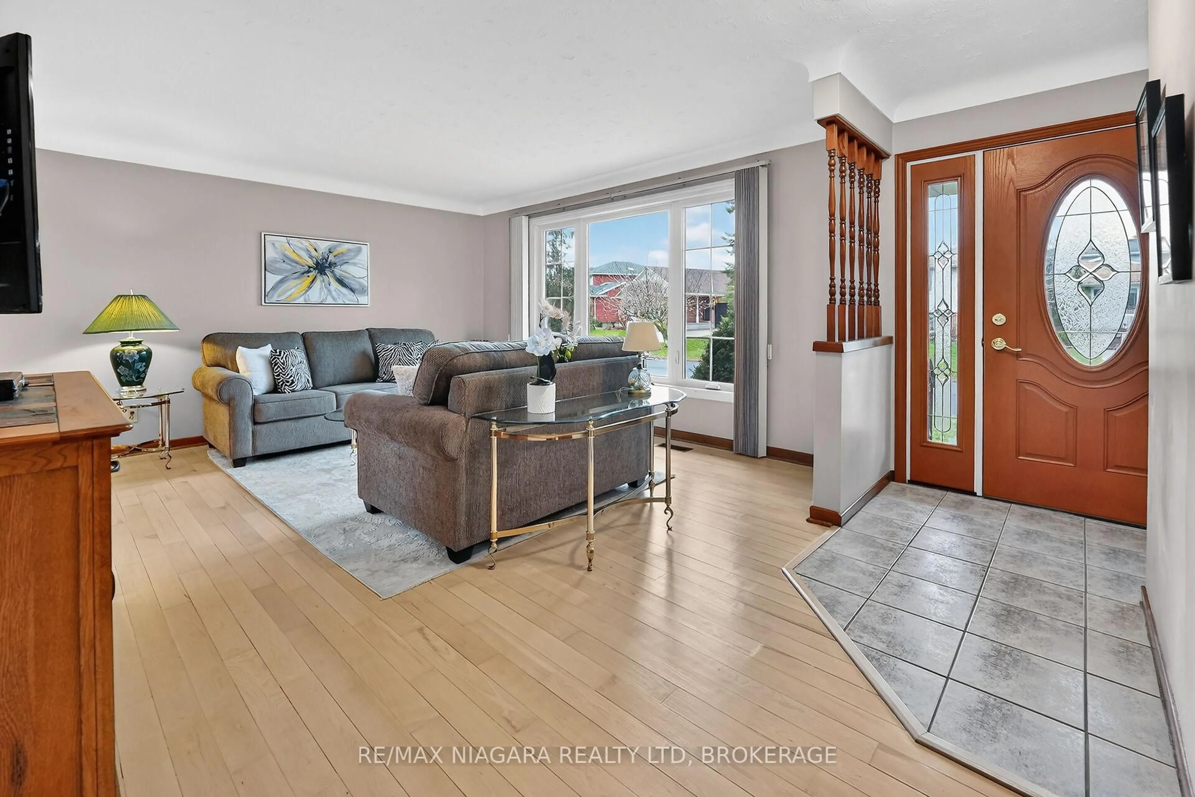 Living room with furniture, unknown for 3 Donalda Crt, St. Catharines Ontario L2M 7E7