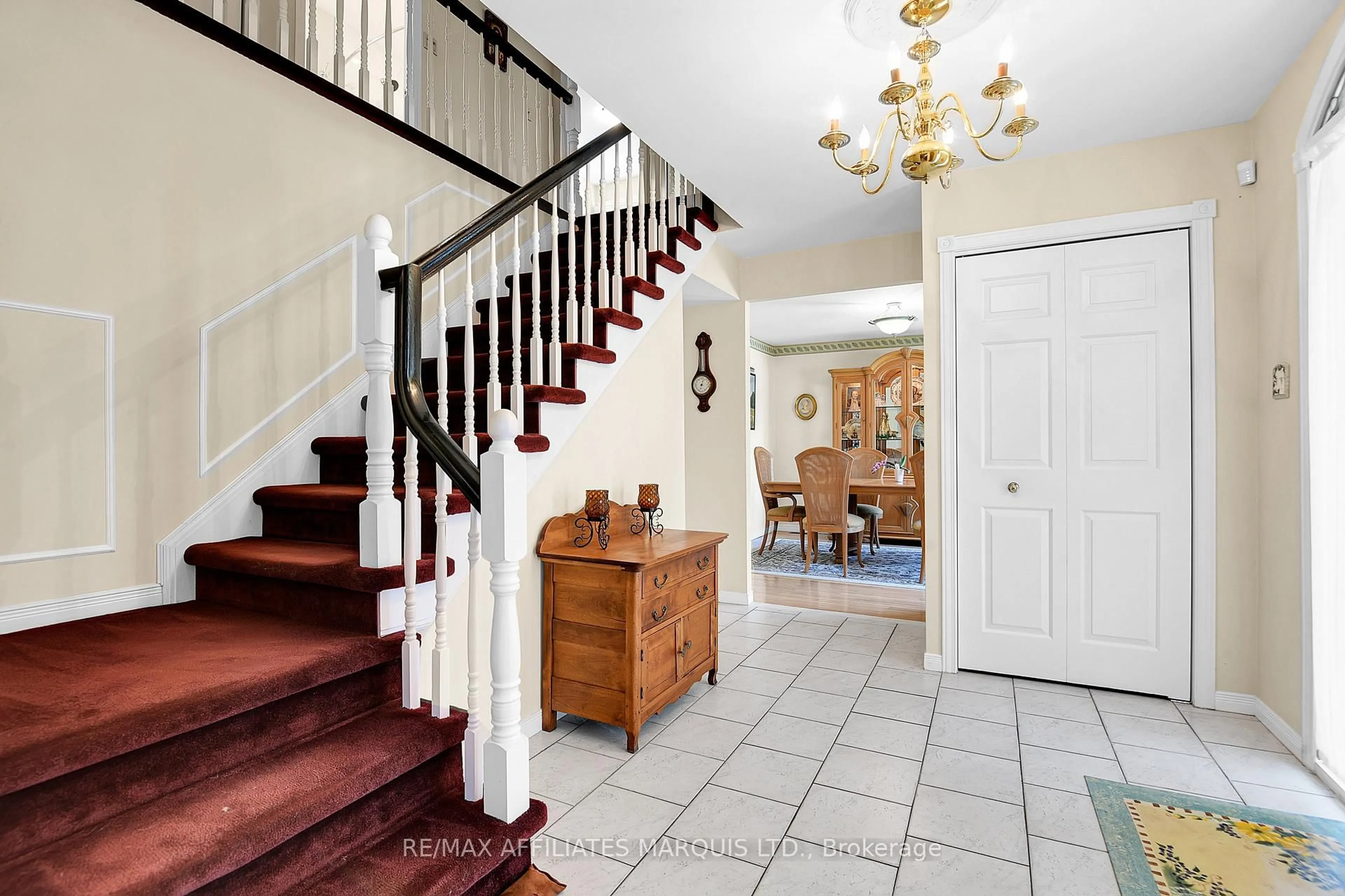 Indoor foyer for 1626 Grant Ave, Cornwall Ontario K6J 5J4
