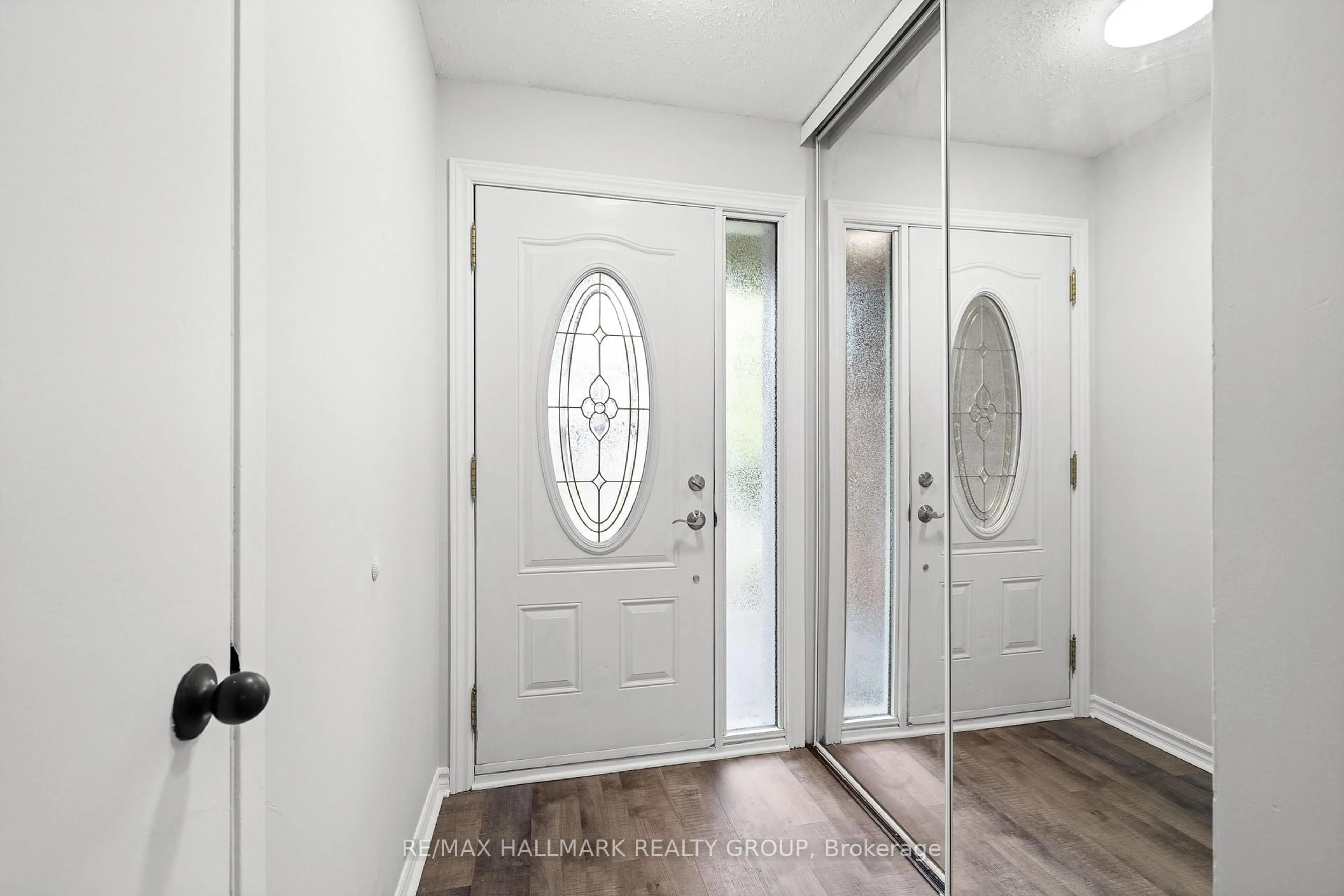 Indoor entryway for 1083 Millwood Crt, Orleans Ontario K1C 3E9