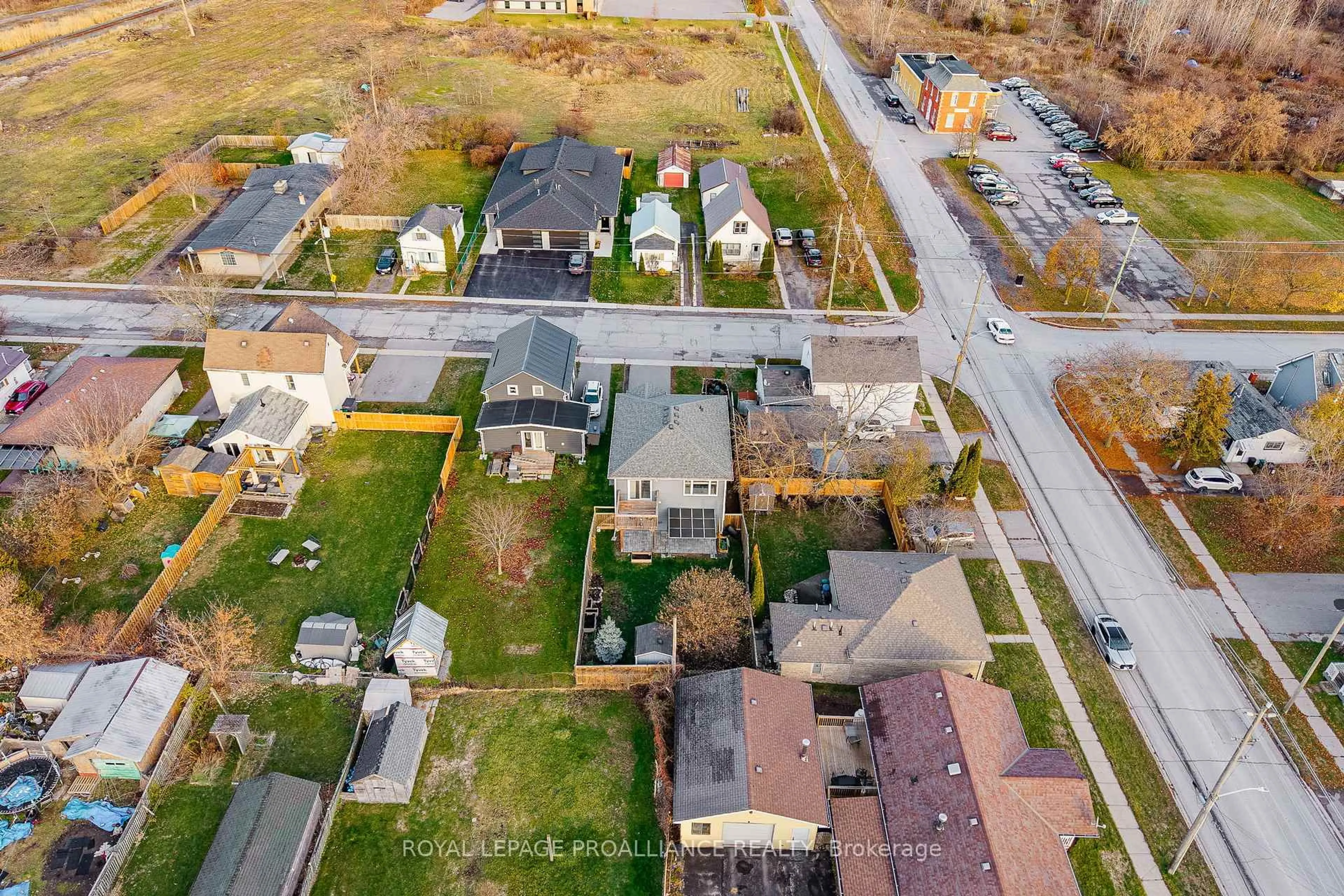 A pic from outside/outdoor area/front of a property/back of a property/a pic from drone, street for 84 SOUTH GEORGE St, Belleville Ontario K8N 3G9