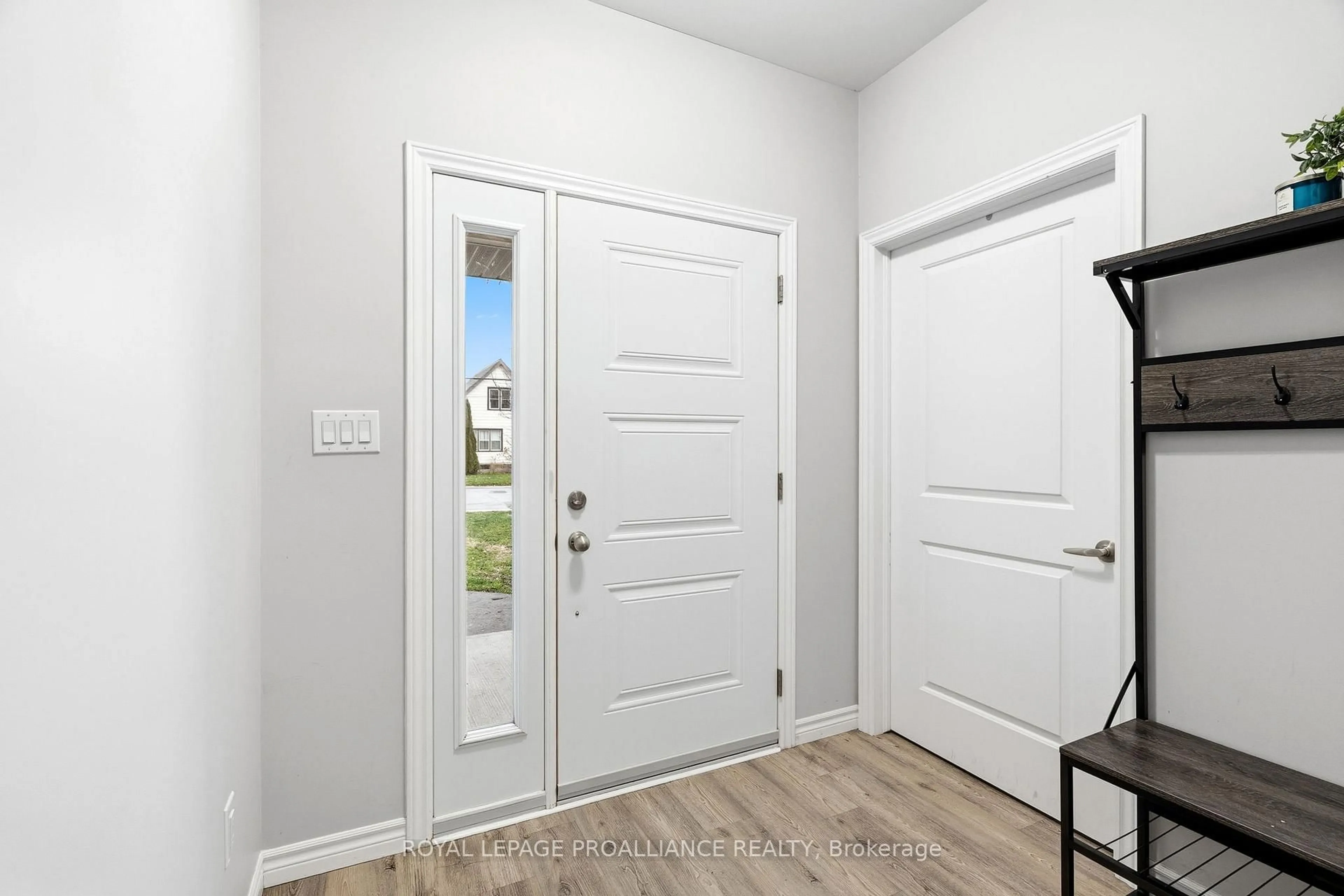 Indoor entryway for 84 SOUTH GEORGE St, Belleville Ontario K8N 3G9
