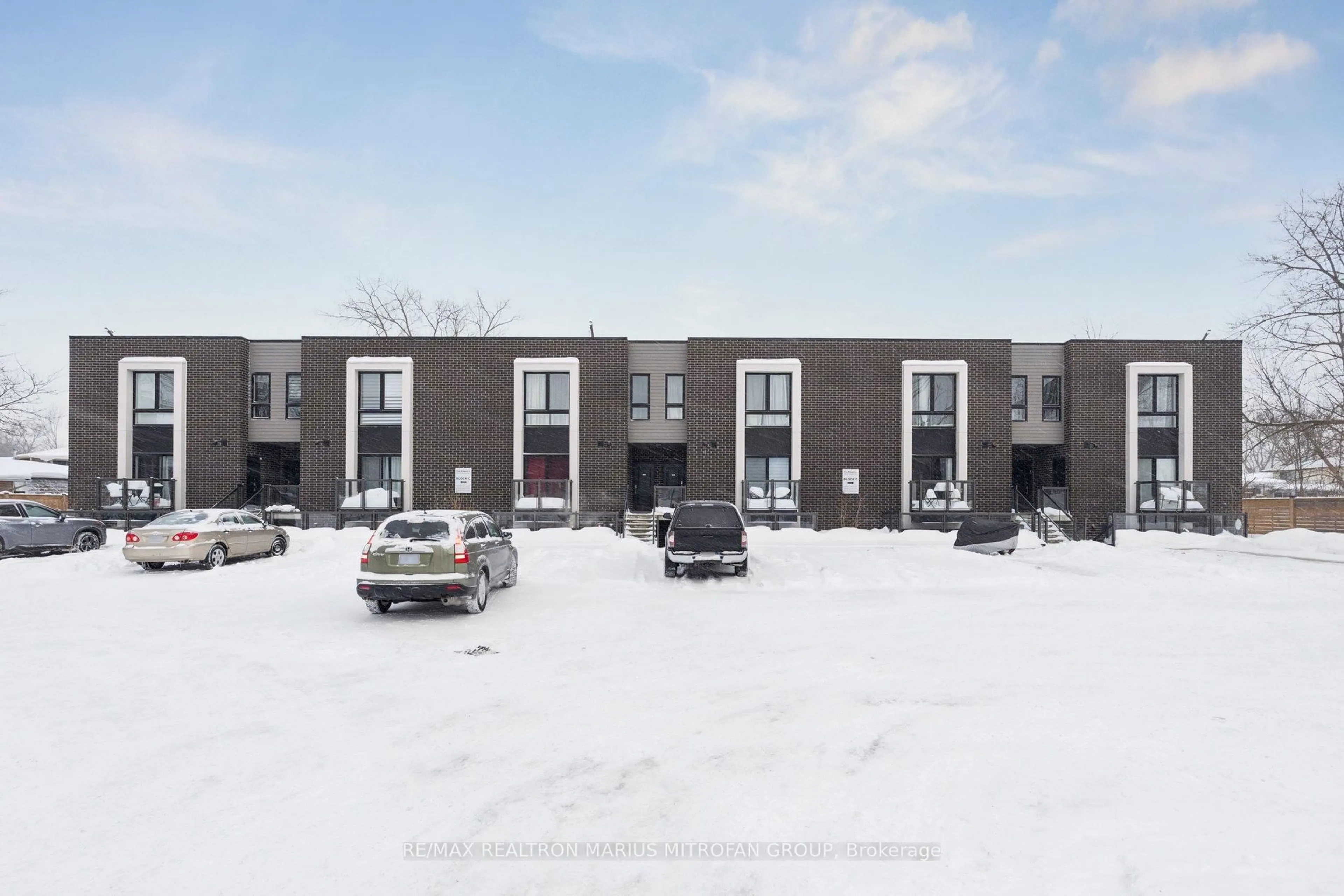 A pic from outside/outdoor area/front of a property/back of a property/a pic from drone, building for 6065 McLeod Rd #204, Niagara Falls Ontario L2G 0Z7
