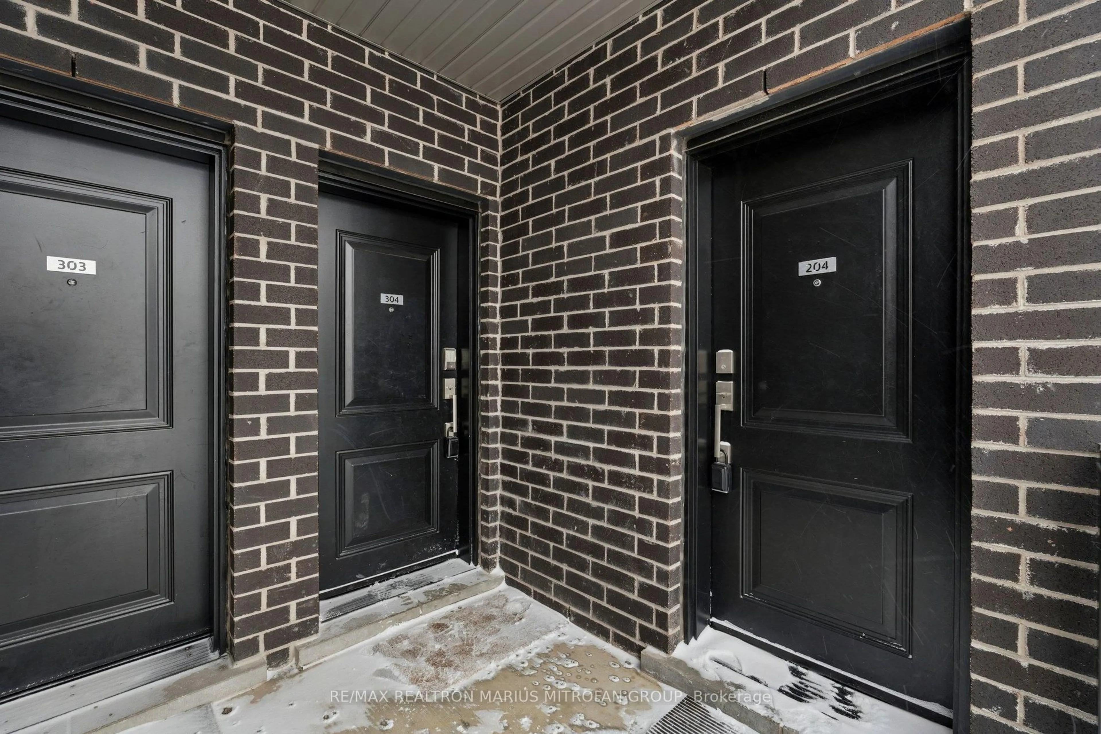 Indoor entryway for 6065 McLeod Rd #204, Niagara Falls Ontario L2G 0Z7