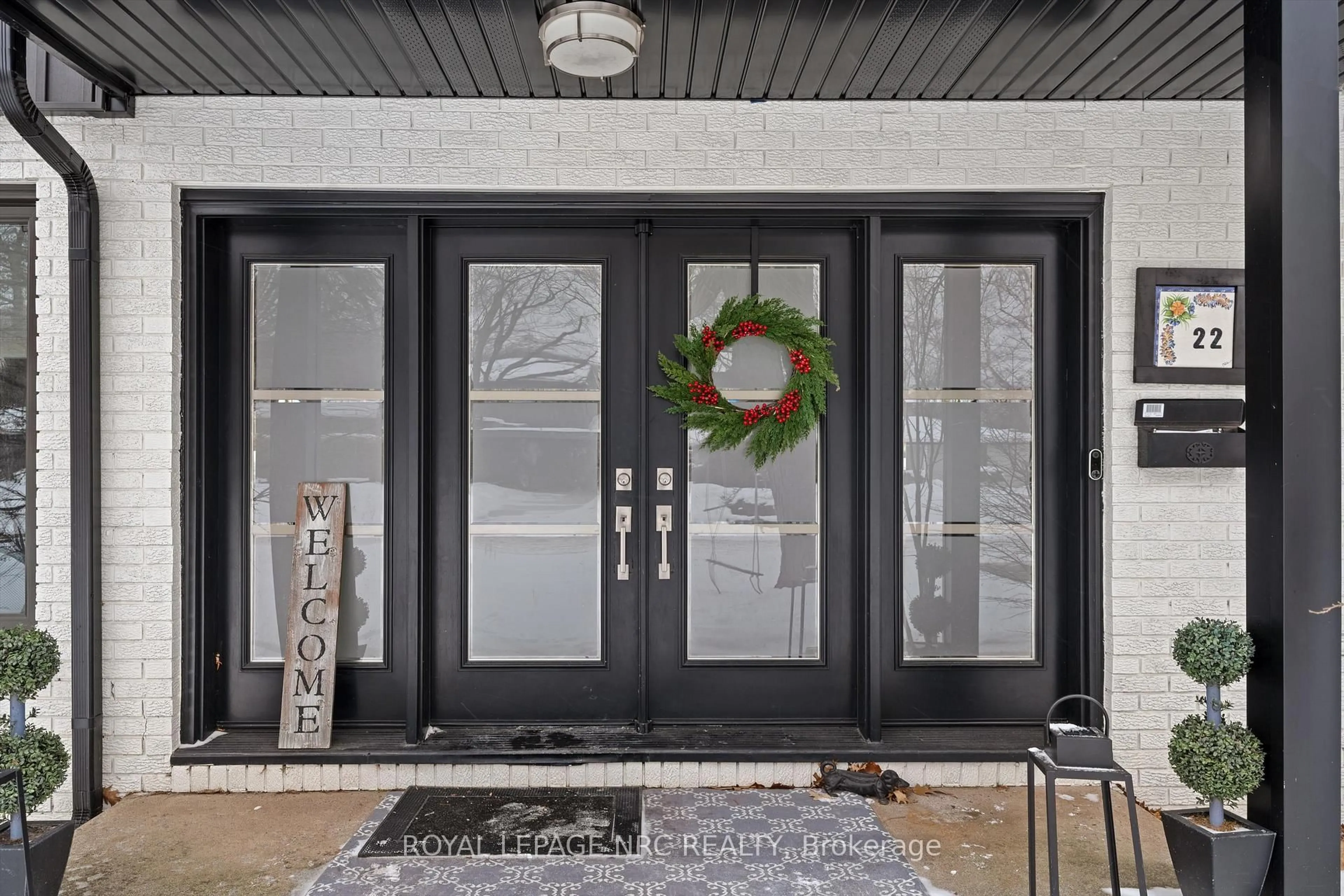 Indoor entryway for 22 Briarfield Cres, St. Catharines Ontario L2T 3T5