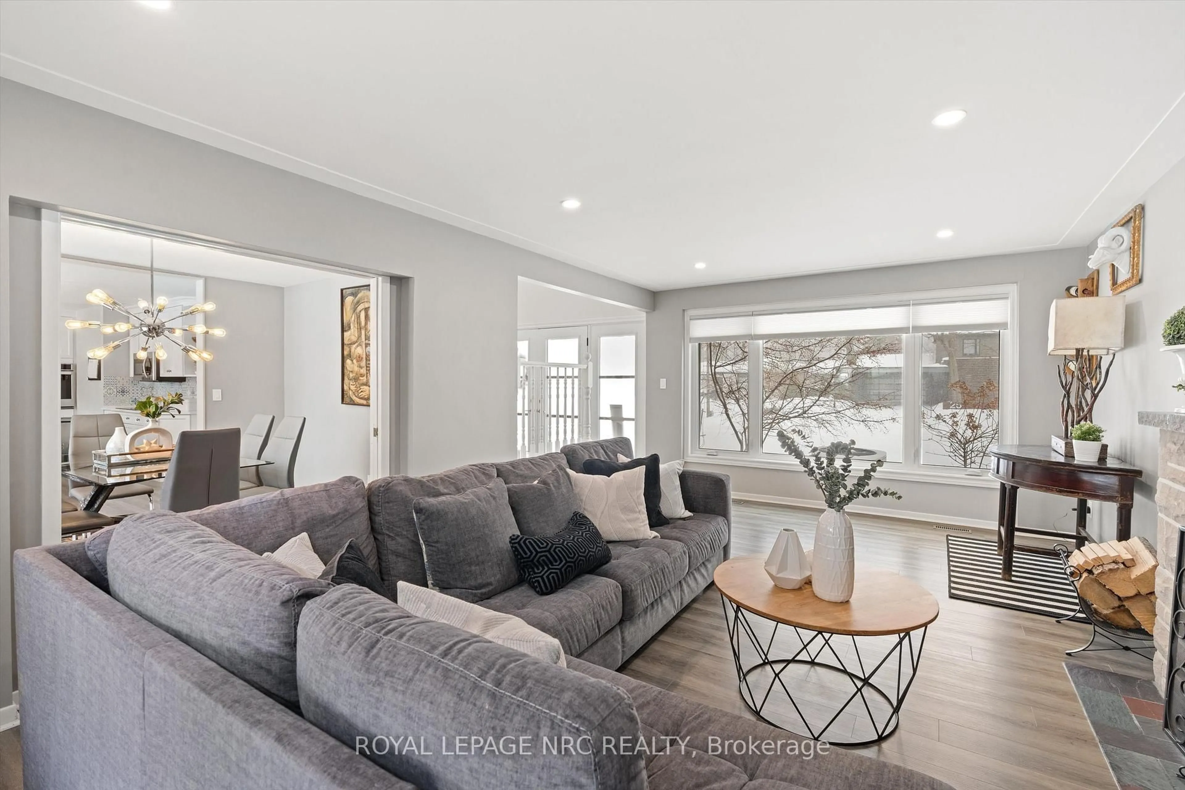 Living room with furniture, unknown for 22 Briarfield Cres, St. Catharines Ontario L2T 3T5