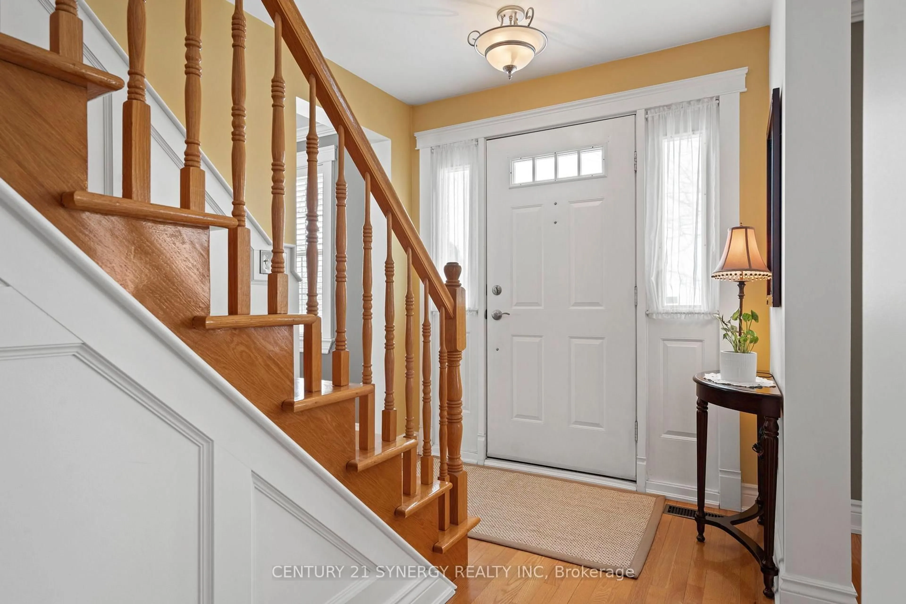 Indoor entryway for 183 Hamilton Rd, Russell Ontario K4R 1E5
