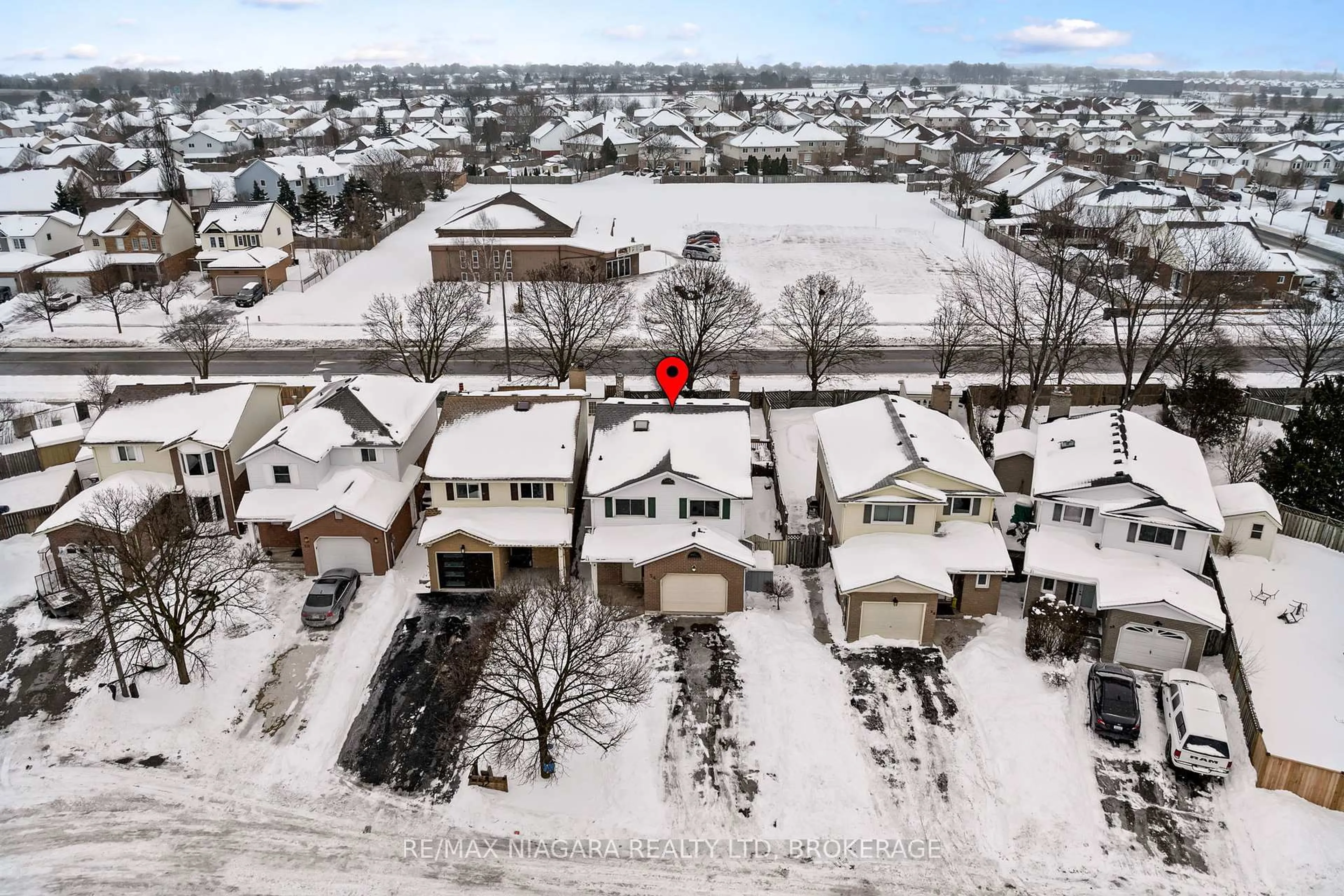 A pic from outside/outdoor area/front of a property/back of a property/a pic from drone, street for 54 CULLIGAN Cres, Thorold Ontario L2V 4P1