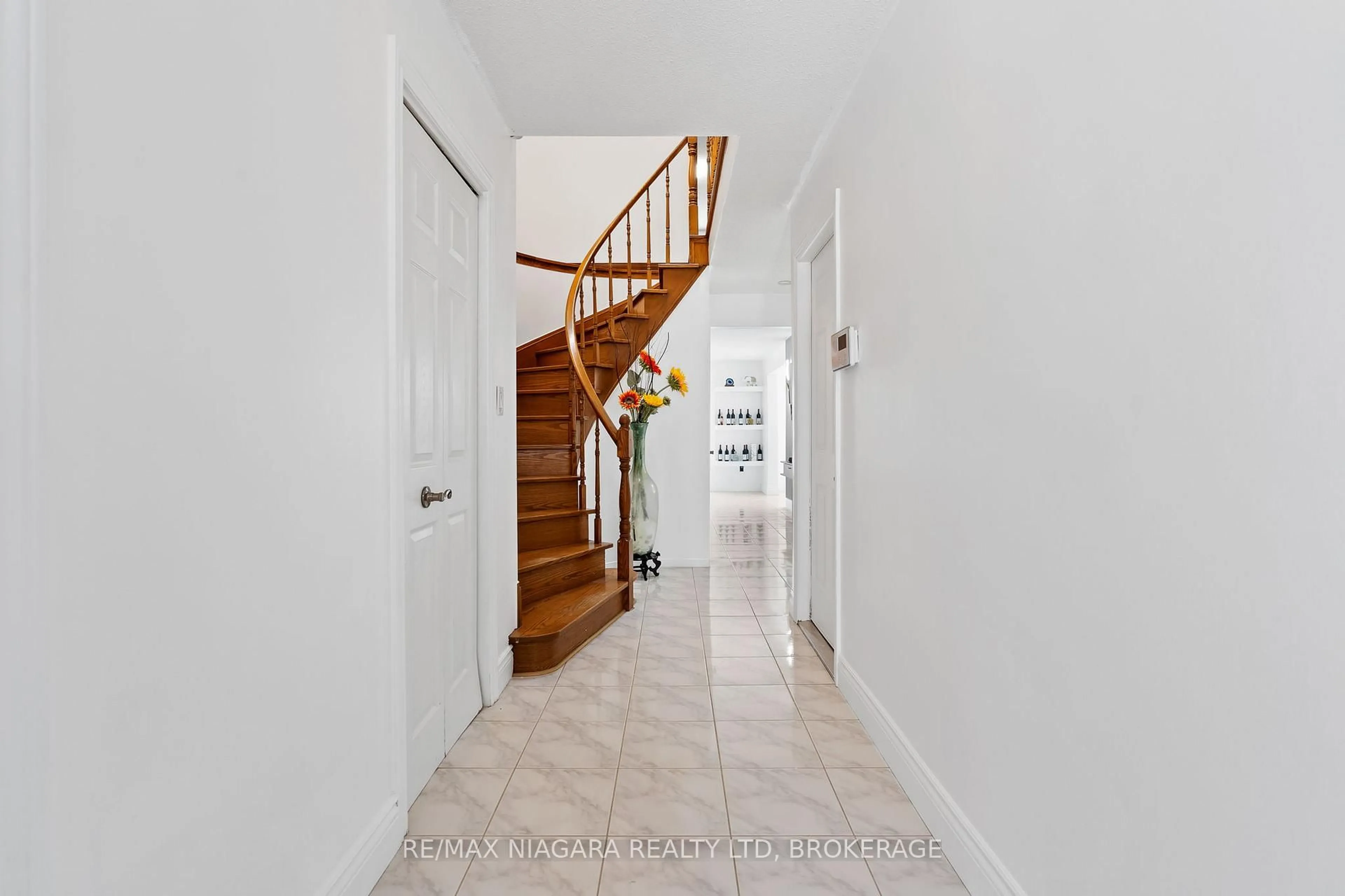 Indoor entryway for 54 CULLIGAN Cres, Thorold Ontario L2V 4P1