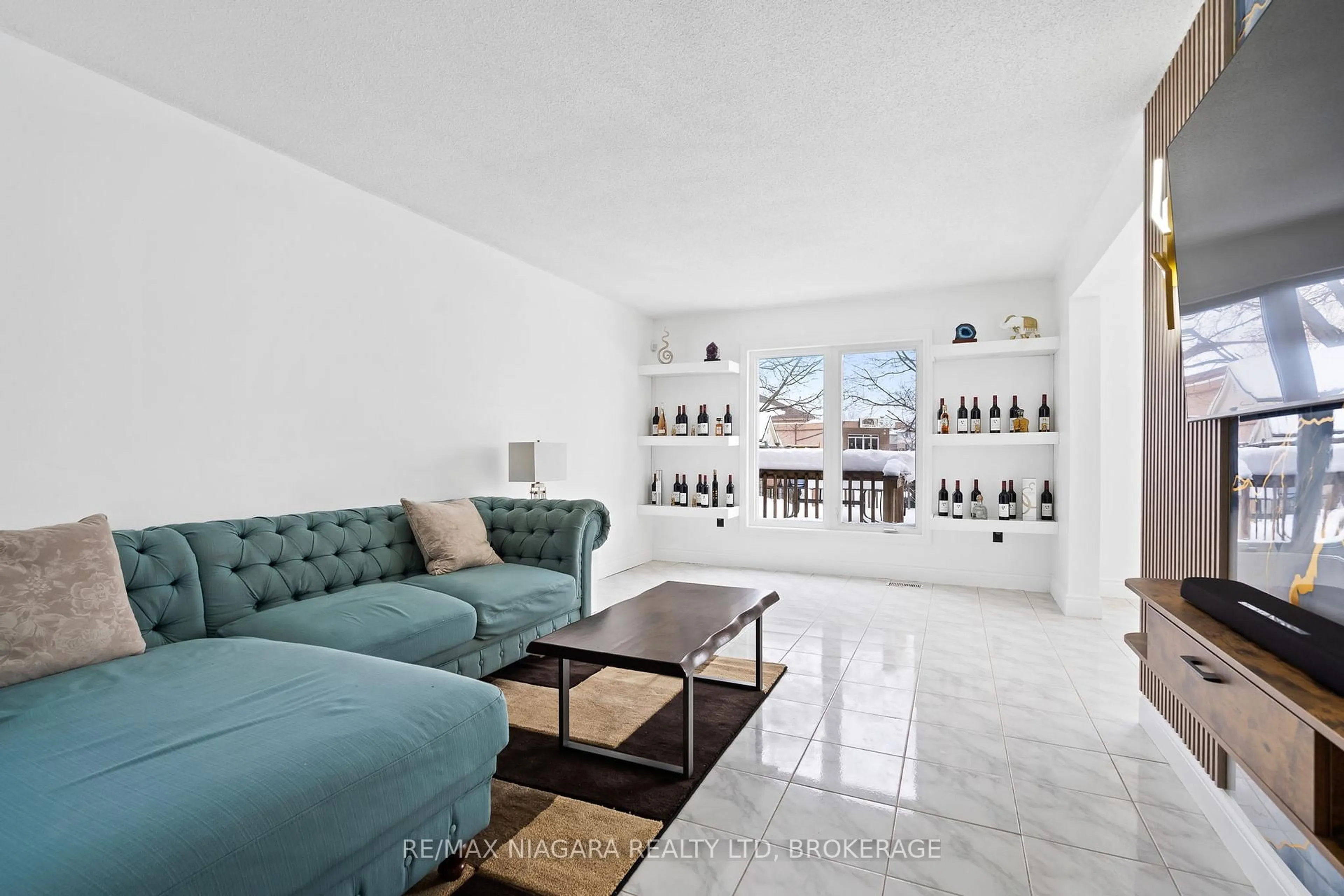 Living room with furniture, ceramic/tile floor for 54 CULLIGAN Cres, Thorold Ontario L2V 4P1