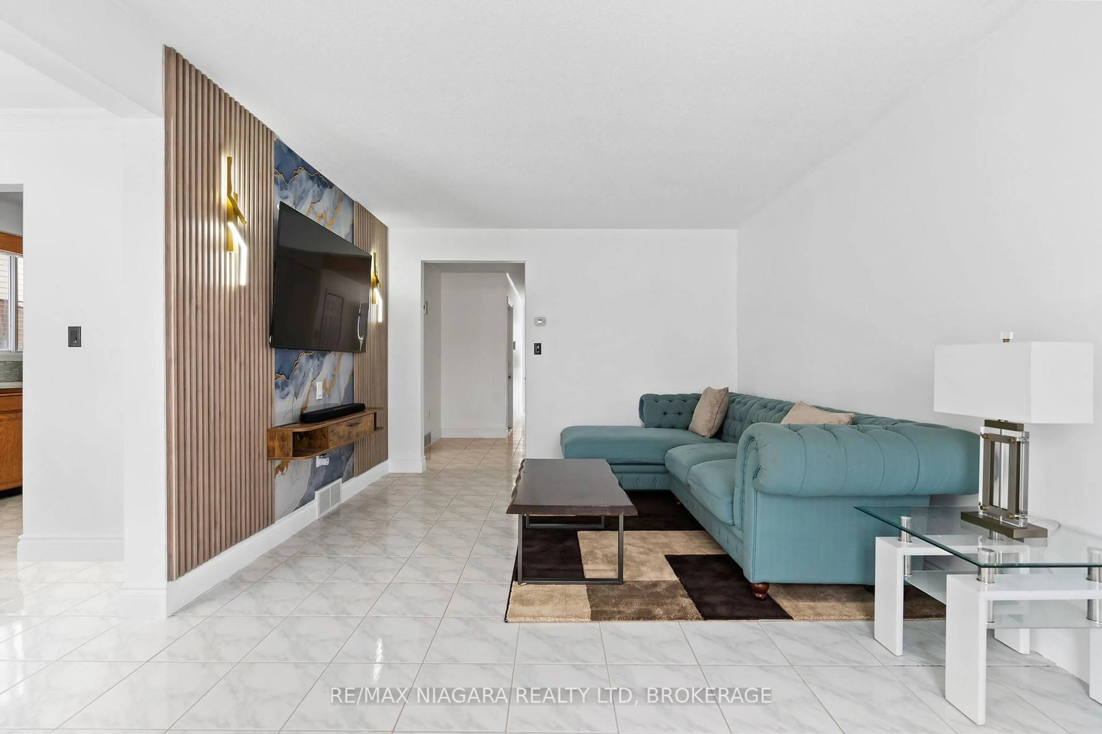 Living room with furniture, unknown for 54 CULLIGAN Cres, Thorold Ontario L2V 4P1