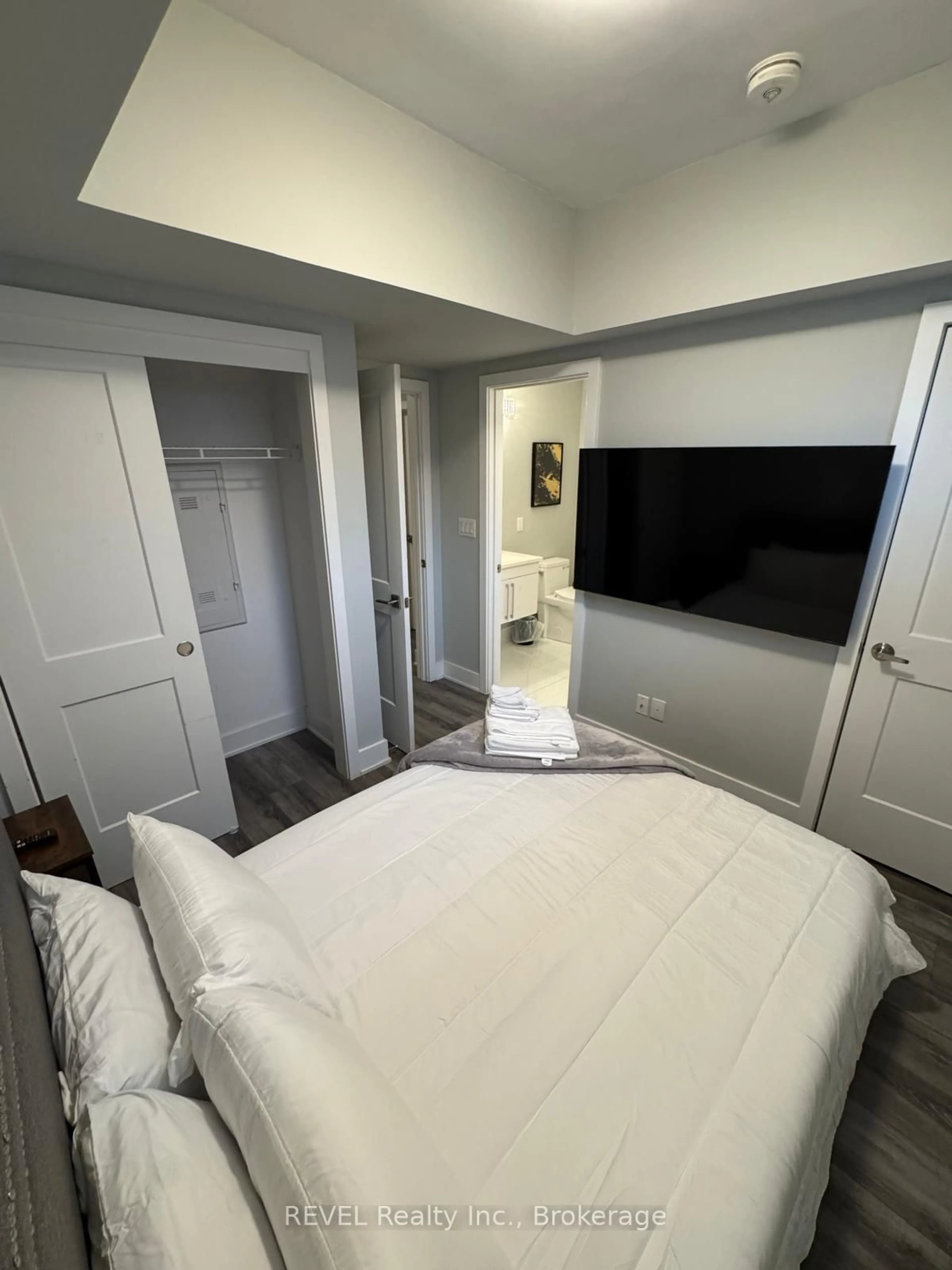 A pic of a room for 6065 Mcleod Rd #111, Niagara Falls Ontario L2G 0Z7