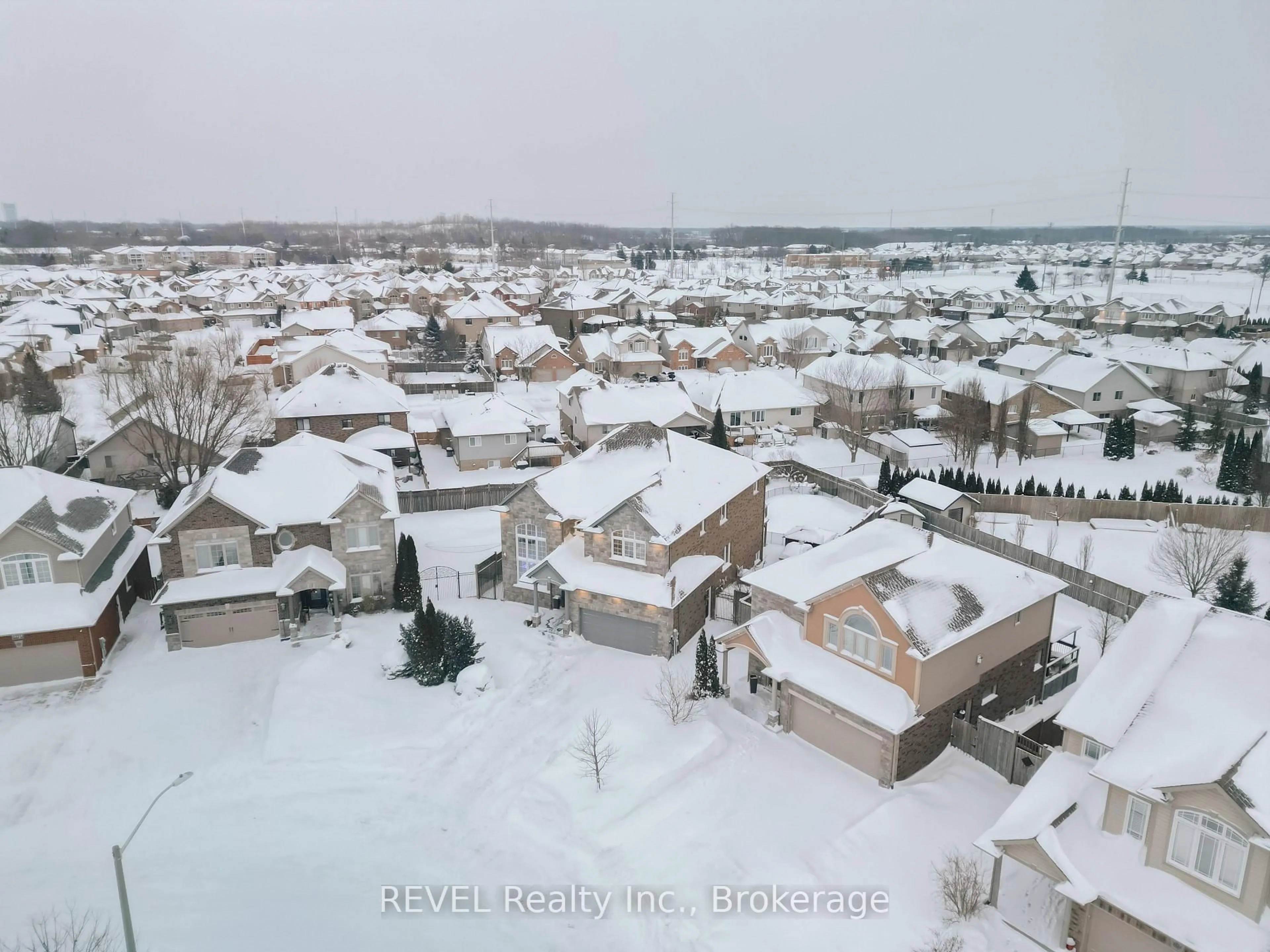 A pic from outside/outdoor area/front of a property/back of a property/a pic from drone, city buildings view from balcony for 6600 RICHARD Cres, Niagara Falls Ontario L2H 0A9
