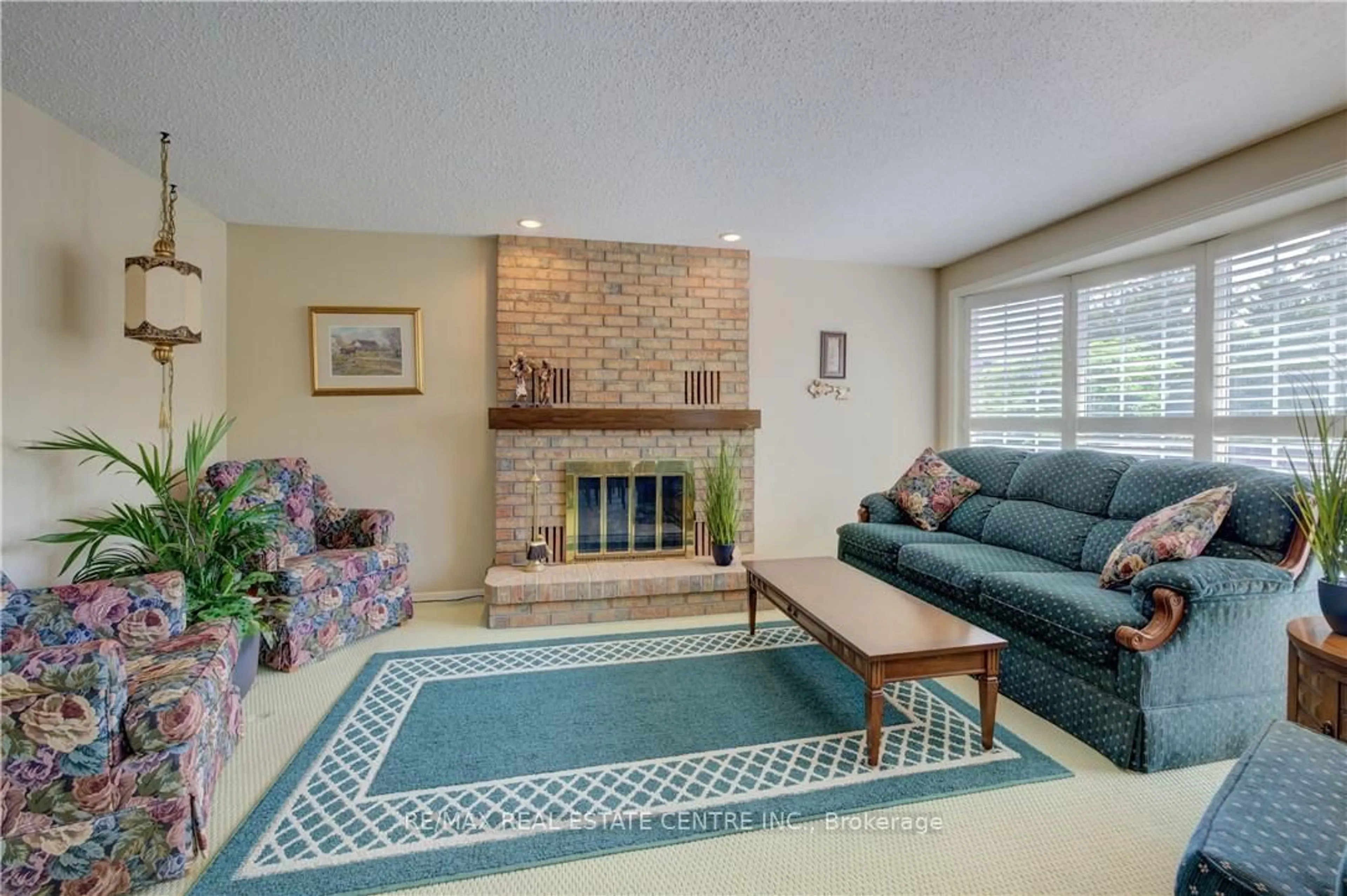 Living room with furniture, ceramic/tile floor for 493 Beechwood Dr #4, Waterloo Ontario N2T 1H8