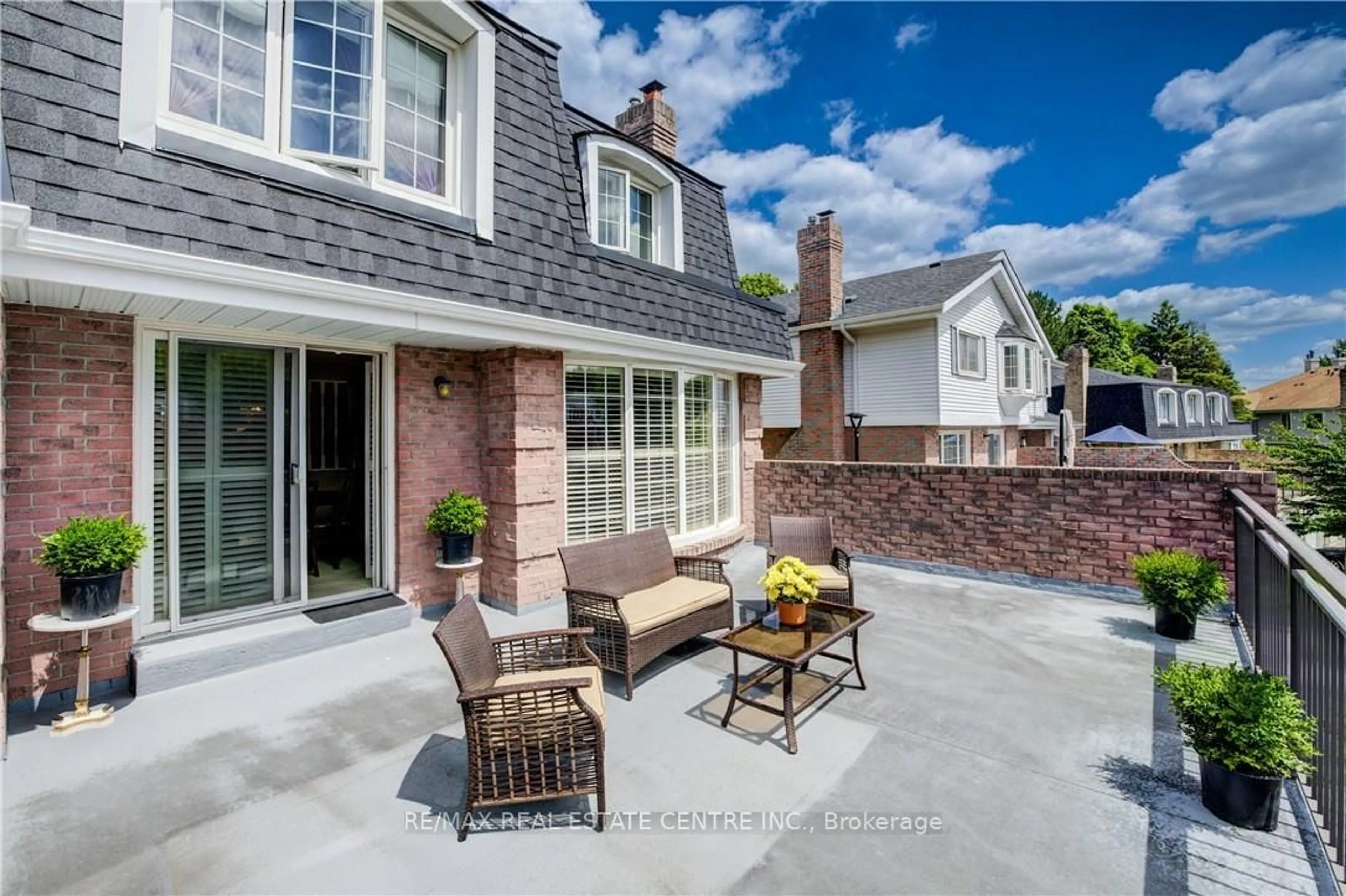 Patio, street for 493 Beechwood Dr #4, Waterloo Ontario N2T 1H8