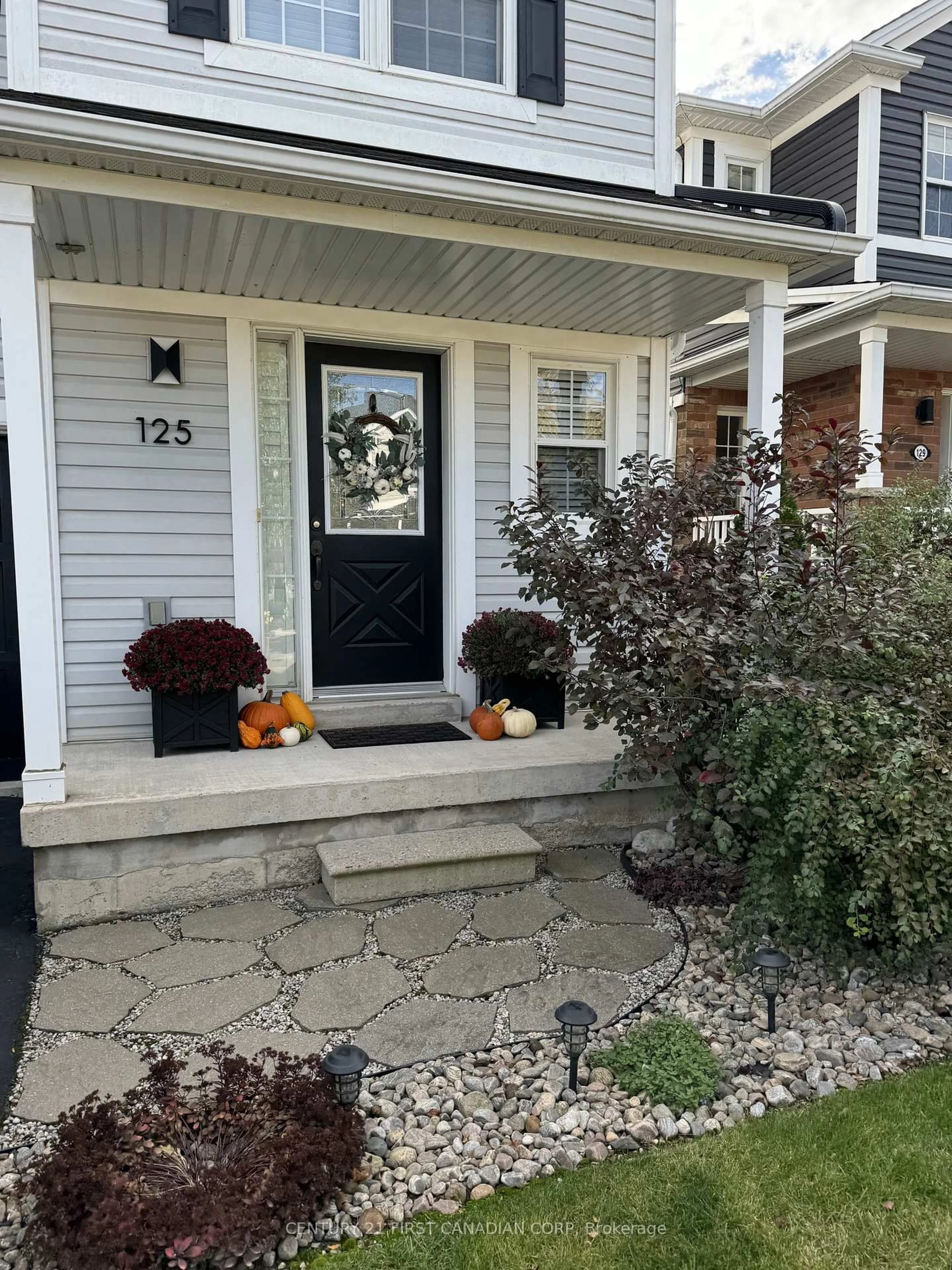 Indoor entryway for 125 Voyager Pass, Hamilton Ontario L0R 1C0